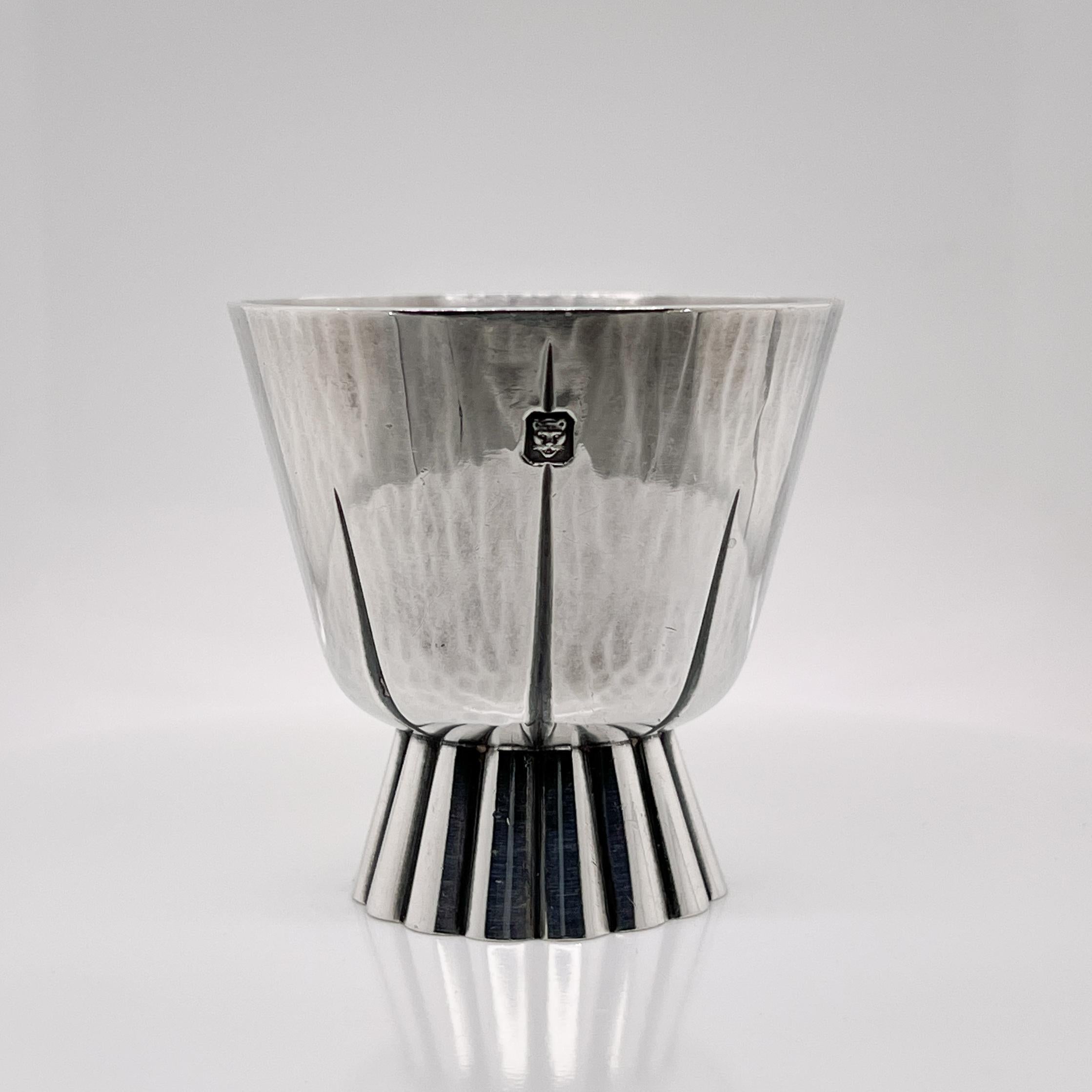 Tasse à cordial ou verre à pied en argent sterling Gerald Benney, du début de la période moderniste anglaise en vente 3