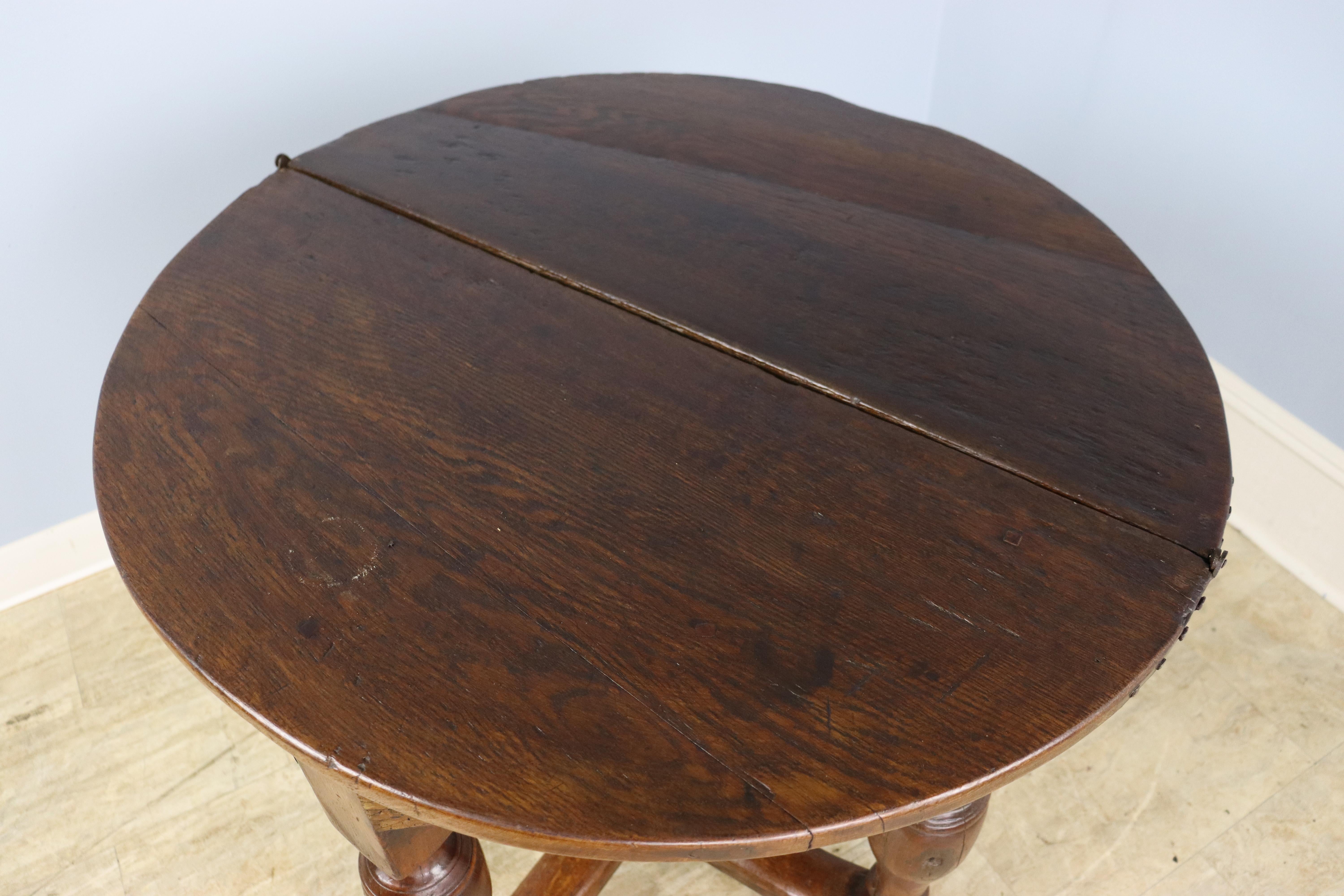 Early English Oak Credence Table In Good Condition For Sale In Port Chester, NY