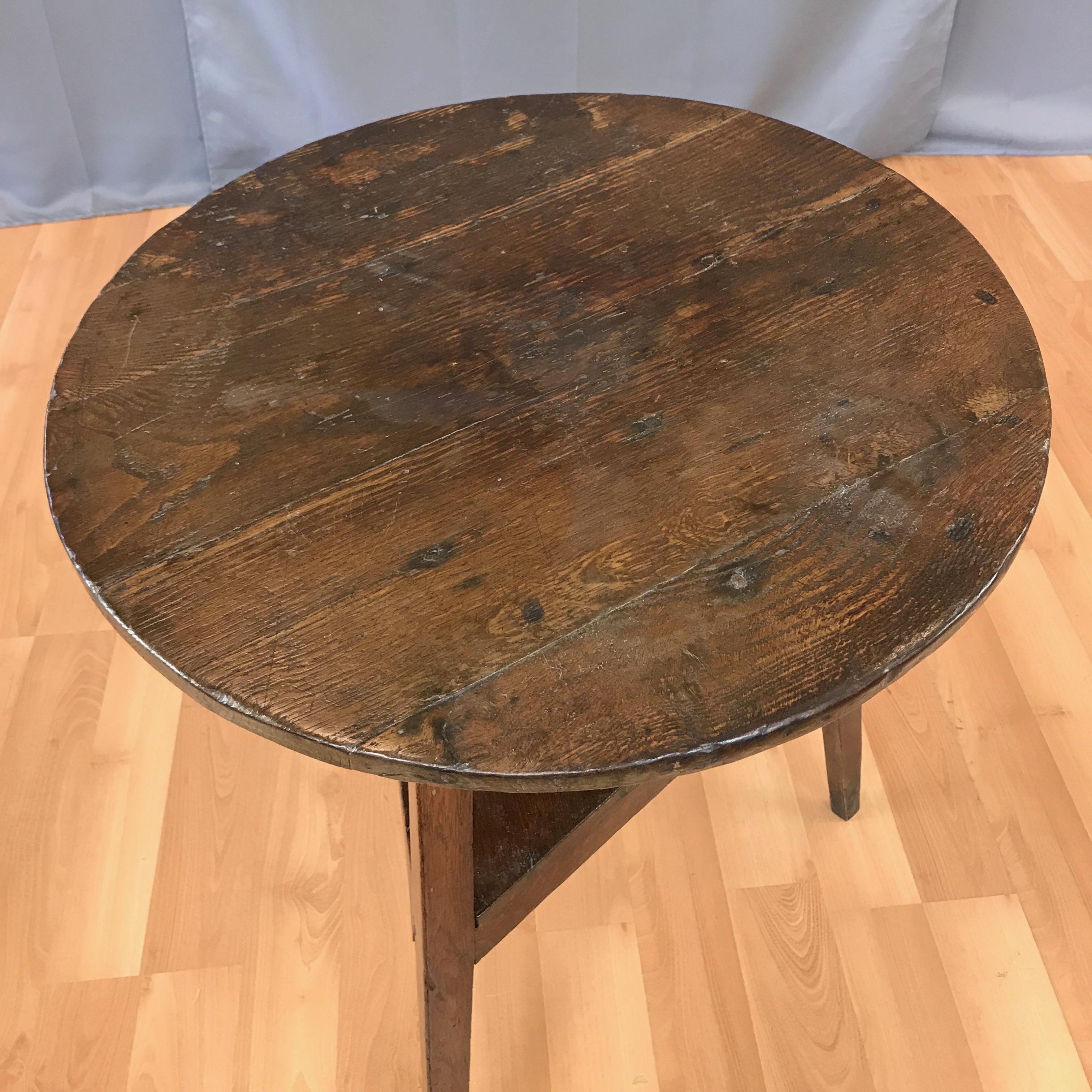 Early English Oak Cricket Table with Shelf, Mid-19th Century In Good Condition In San Francisco, CA