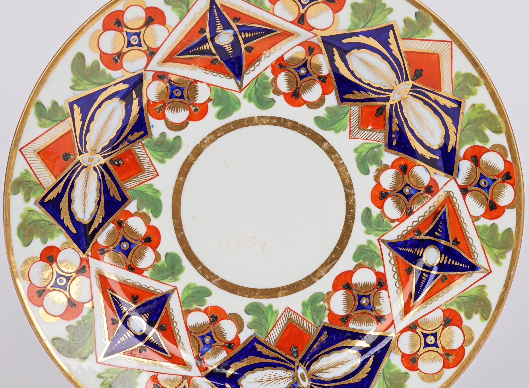 Frühes englisches Porzellanpaar mit Imari-Muster, Kabinettteller um 1810 (Frühes 19. Jahrhundert) im Angebot
