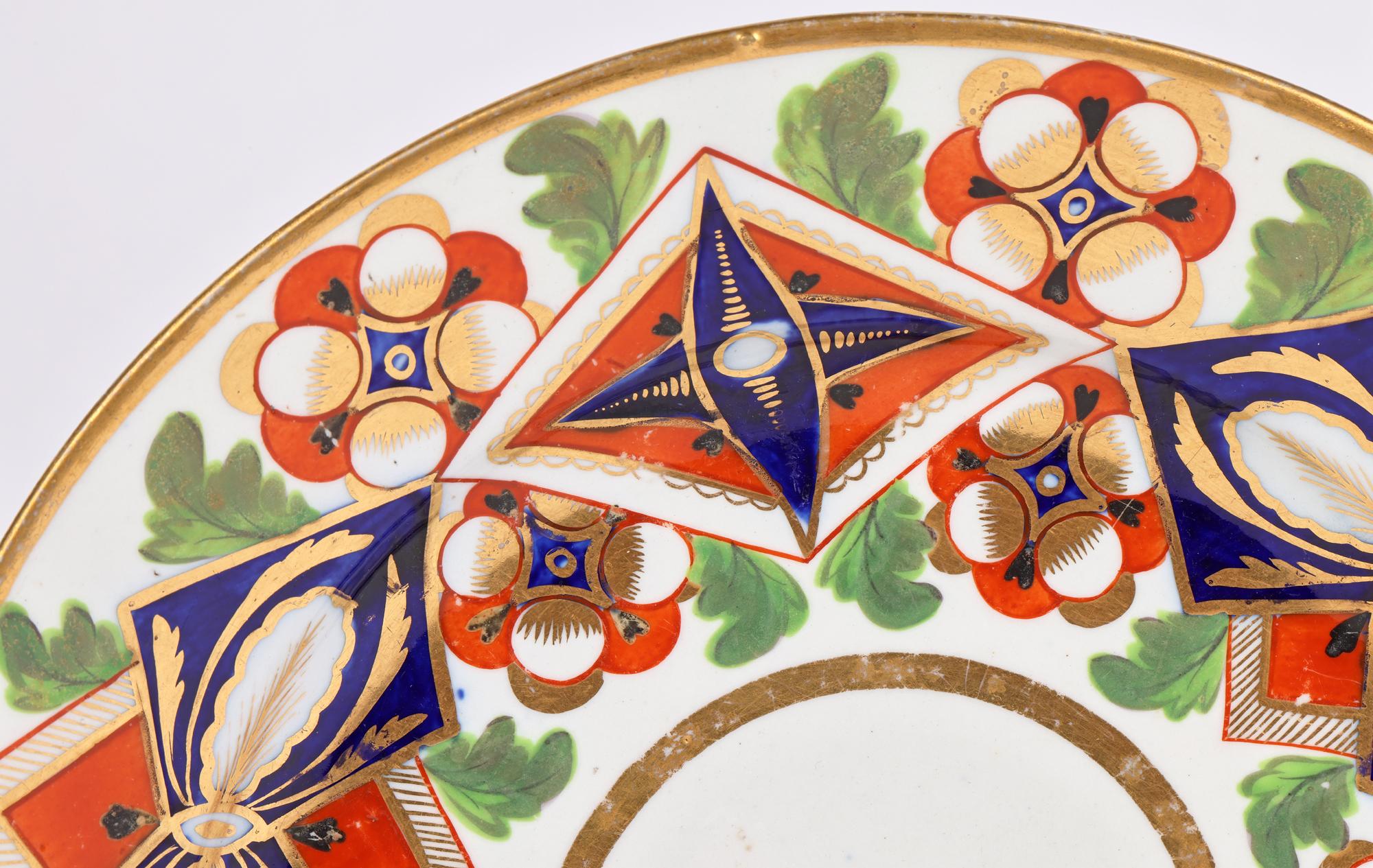 Paire d'assiettes de cabinet en porcelaine à motif Imari, Angleterre, vers 1810 en vente 1