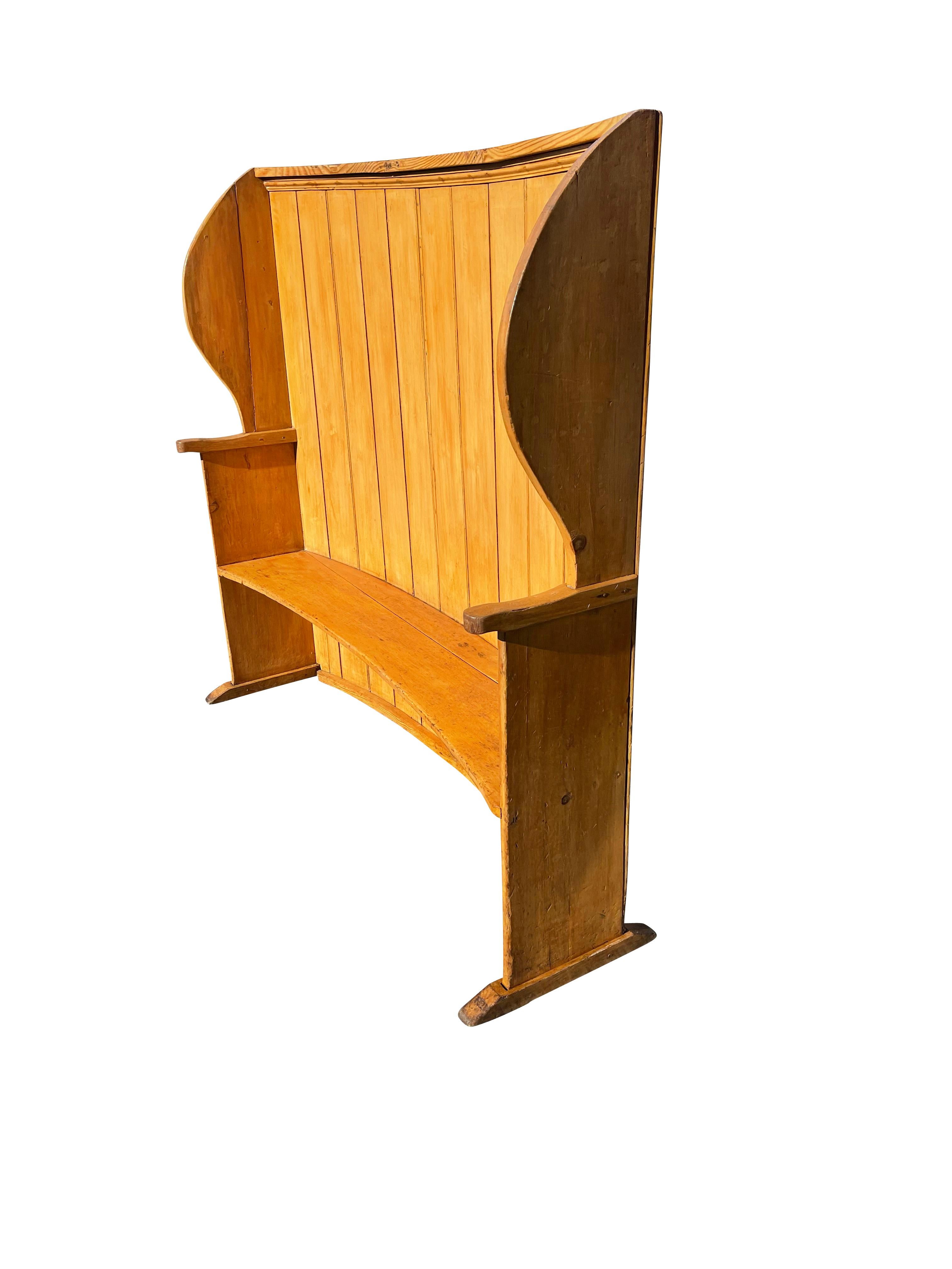 Early English Pine Settle or Bench In Good Condition In Essex, MA