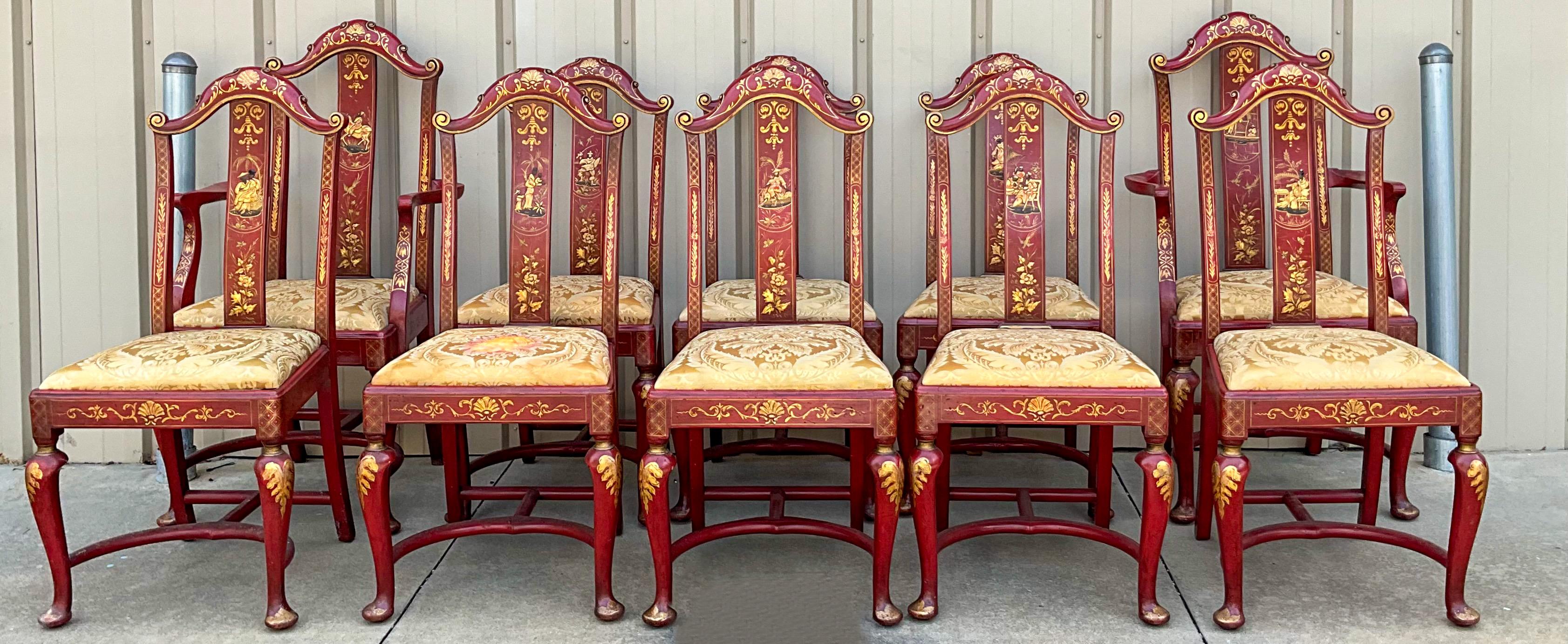 Voici un fabuleux ensemble de chaises de salle à manger chinoises de style Queen Anne. Chacune est peinte à la main avec une scène pastorale unique et des accents dorés. Malheureusement, deux sièges présentent des signes d'usure, dont l'un est
