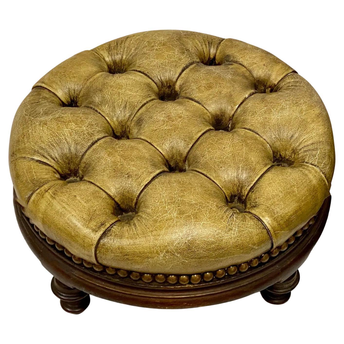 J'adore ça ! Il s'agit d'une paire d'ottomans Chesterfield en cuir doré touffeté, montés sur des cadres en acajou. Ils ne portent aucune marque et sont en très bon état.