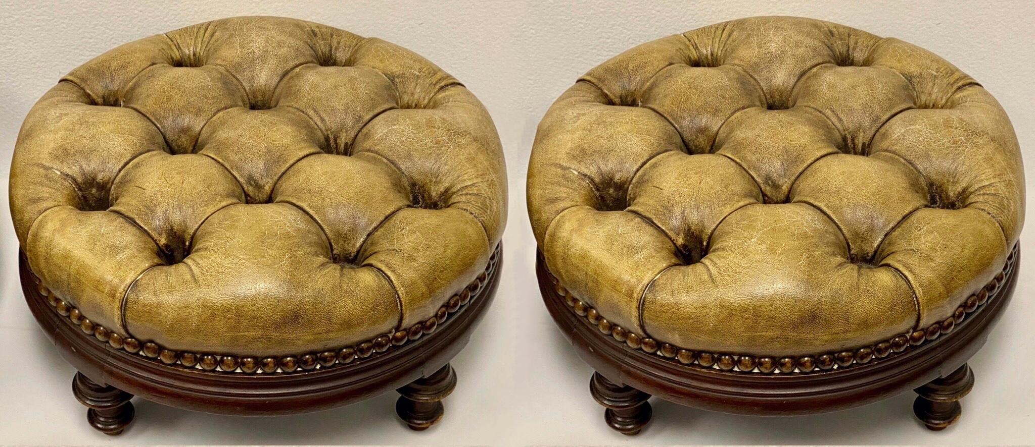 Frühe englische Chesterfield-Ottomanen aus getuftetem Goldleder, ein Paar (20. Jahrhundert) im Angebot