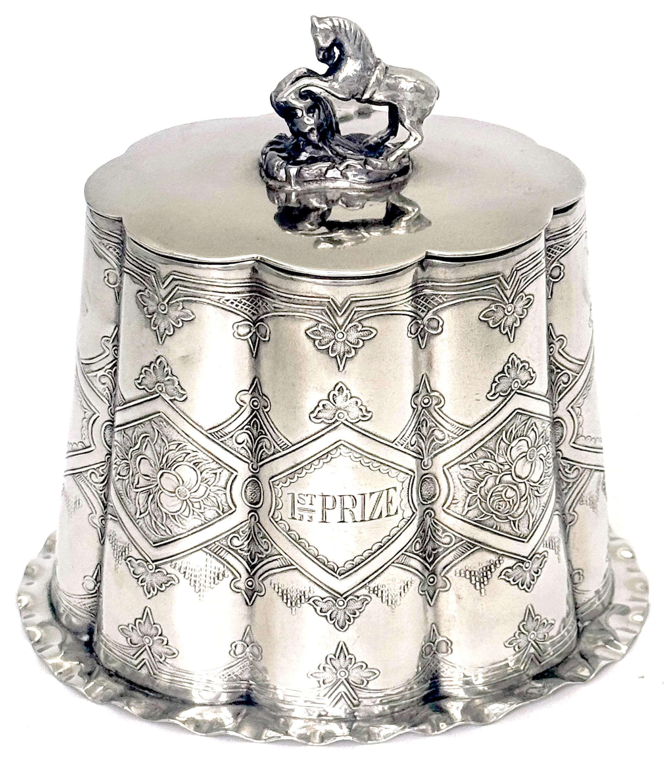 Boîte à trophée en métal argenté pour le 1er prix d'équitation - Angleterre, milieu du 19e siècle

Cette exquise boîte à trophée en argent plaqué datant du milieu du XIXe siècle est un prix équestre rare et distingué. Mesurant 7 pouces de haut, 7