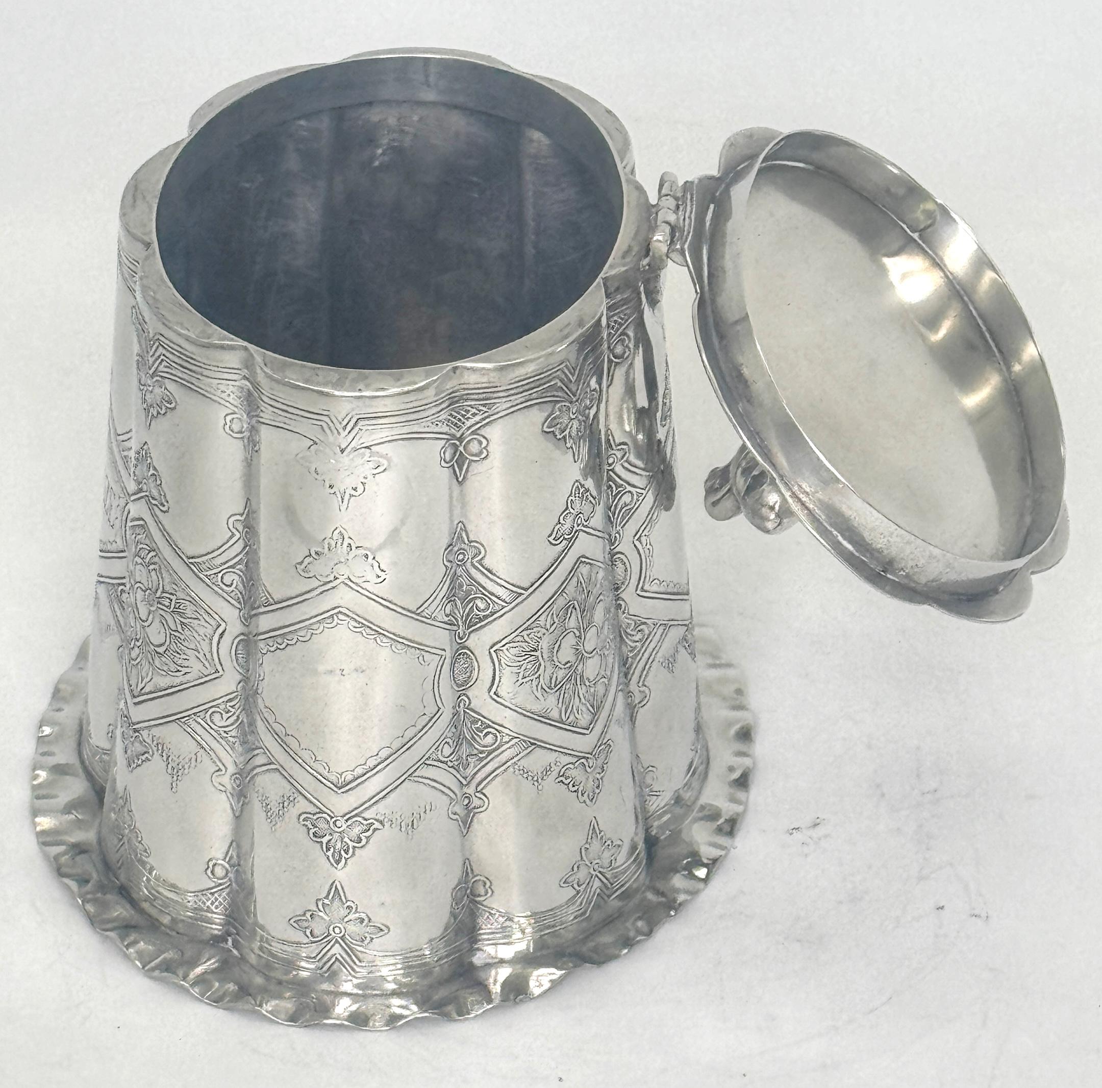 Plaqué argent Boîte de trophée figurative équestre victorienne du début de l'ère anglaise 1st Prize en vente