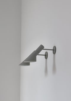Ejemplo temprano Arne Jacobsen Lámparas de pared con visera en laca gris Louis Poulsen, 1957