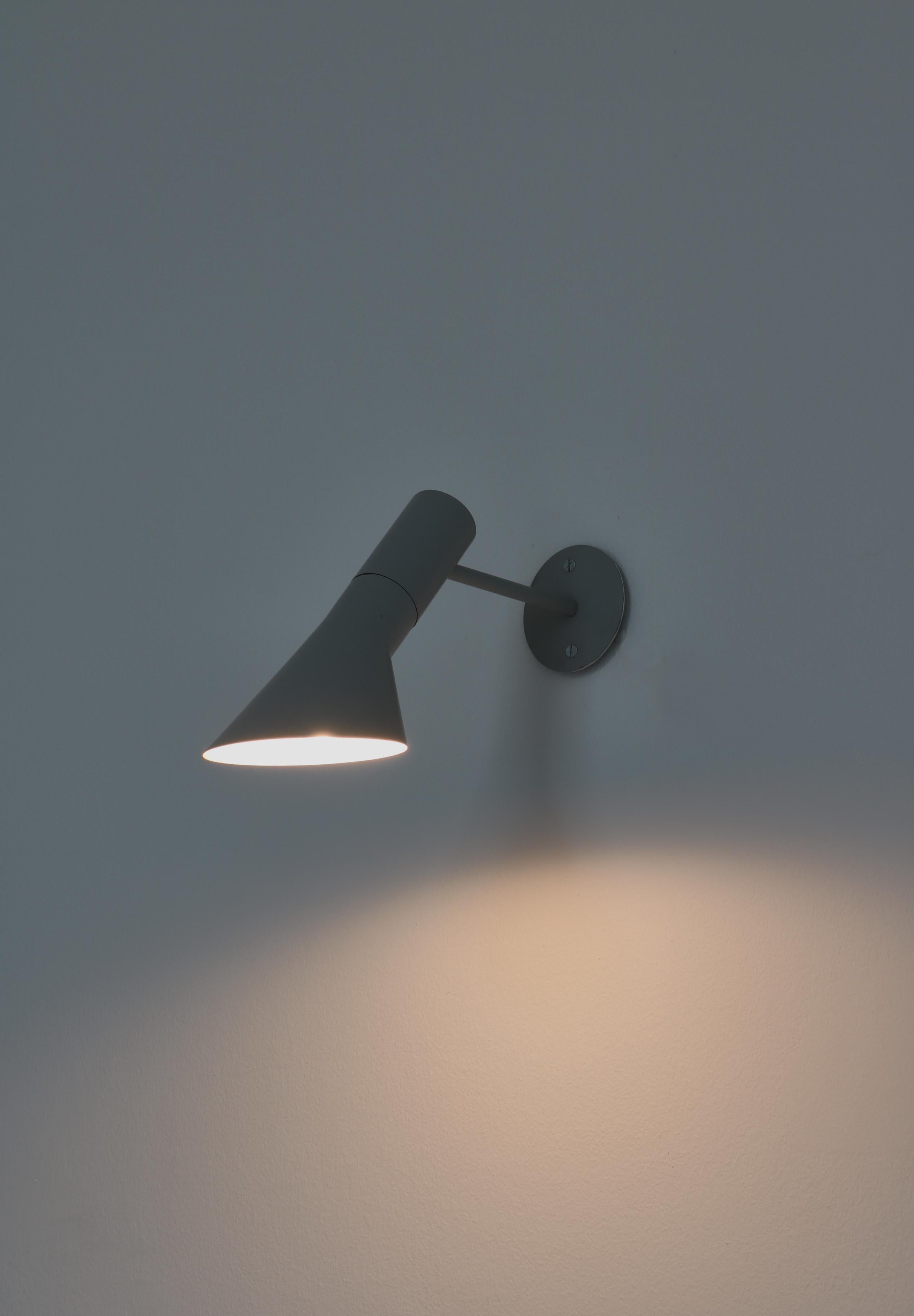 Frühes Beispiel Arne Jacobsen Visor-Wandleuchten in grauem Lack Louis Poulsen, 1957 im Angebot 1