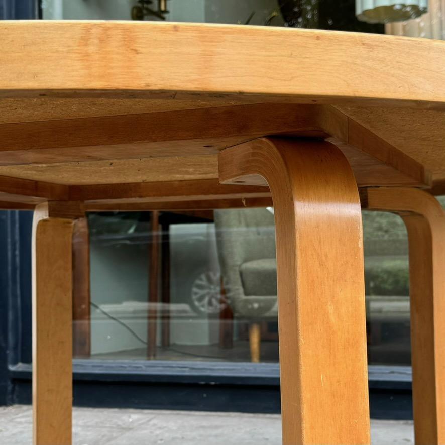 Frühes Beispiel eines Esstischs Modell 91, Alvar Aalto (Mitte des 20. Jahrhunderts) im Angebot