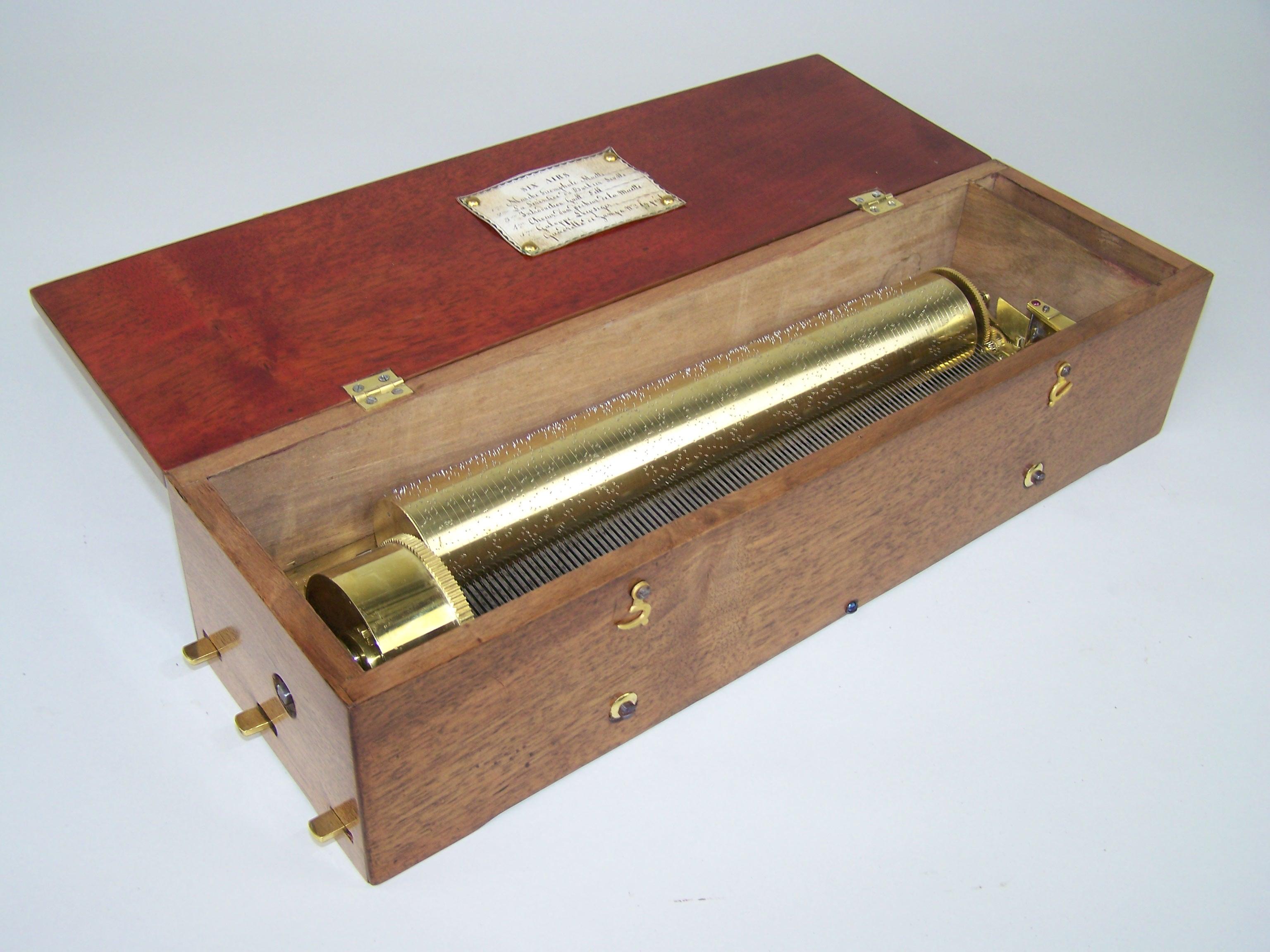 Belle, ancienne et rare boîte à musique fabriquée au début du 19e siècle. Cette boîte à musique ancienne joue 6 mélodies sur un cylindre de 25,7 cm. Au début du 19e siècle, des boîtes d'une excellente qualité musicale ont été construites. Cette