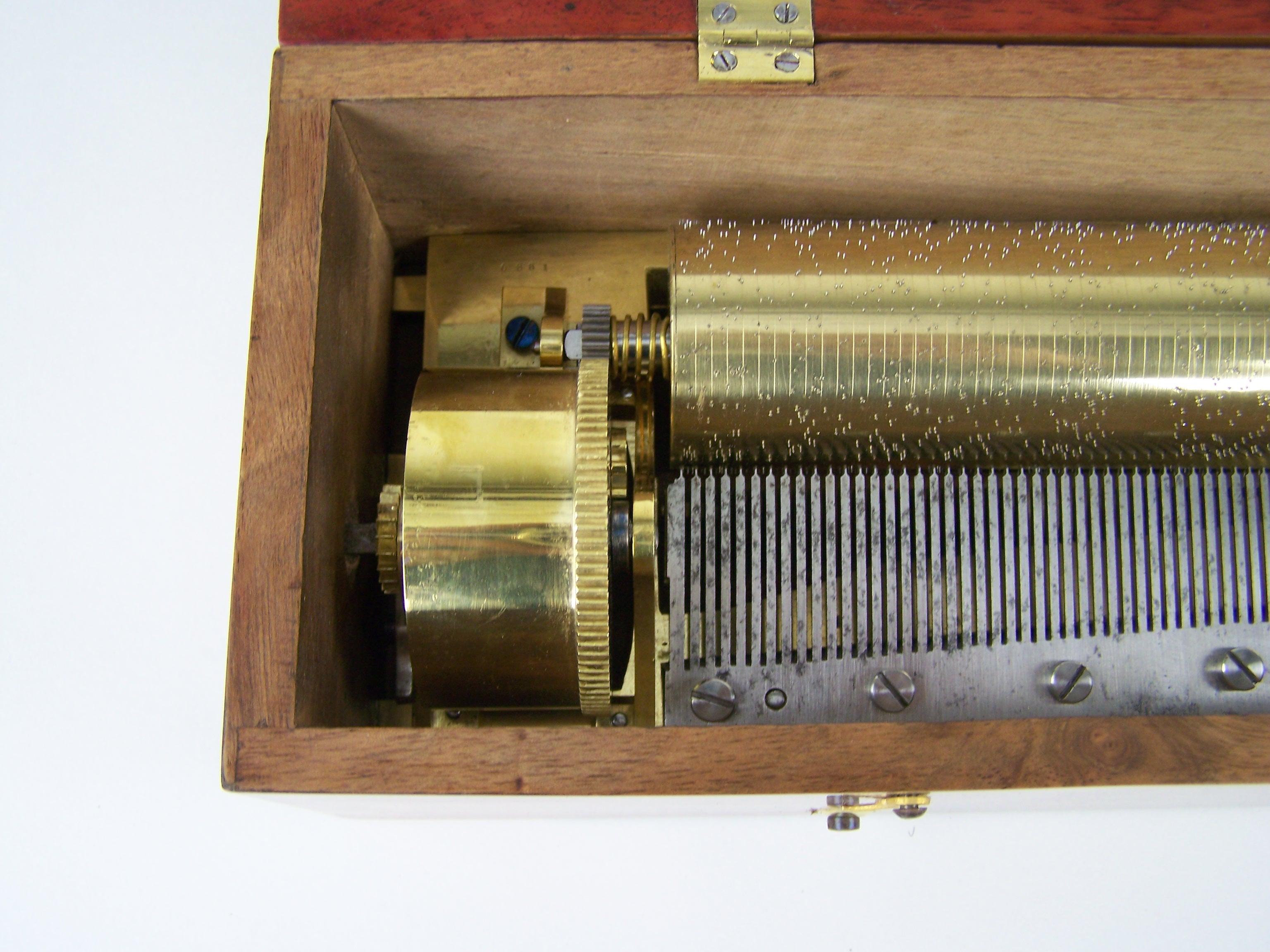 XIXe siècle Boîte à musique avec contrôles exposés jouant de 6 tunes en vente