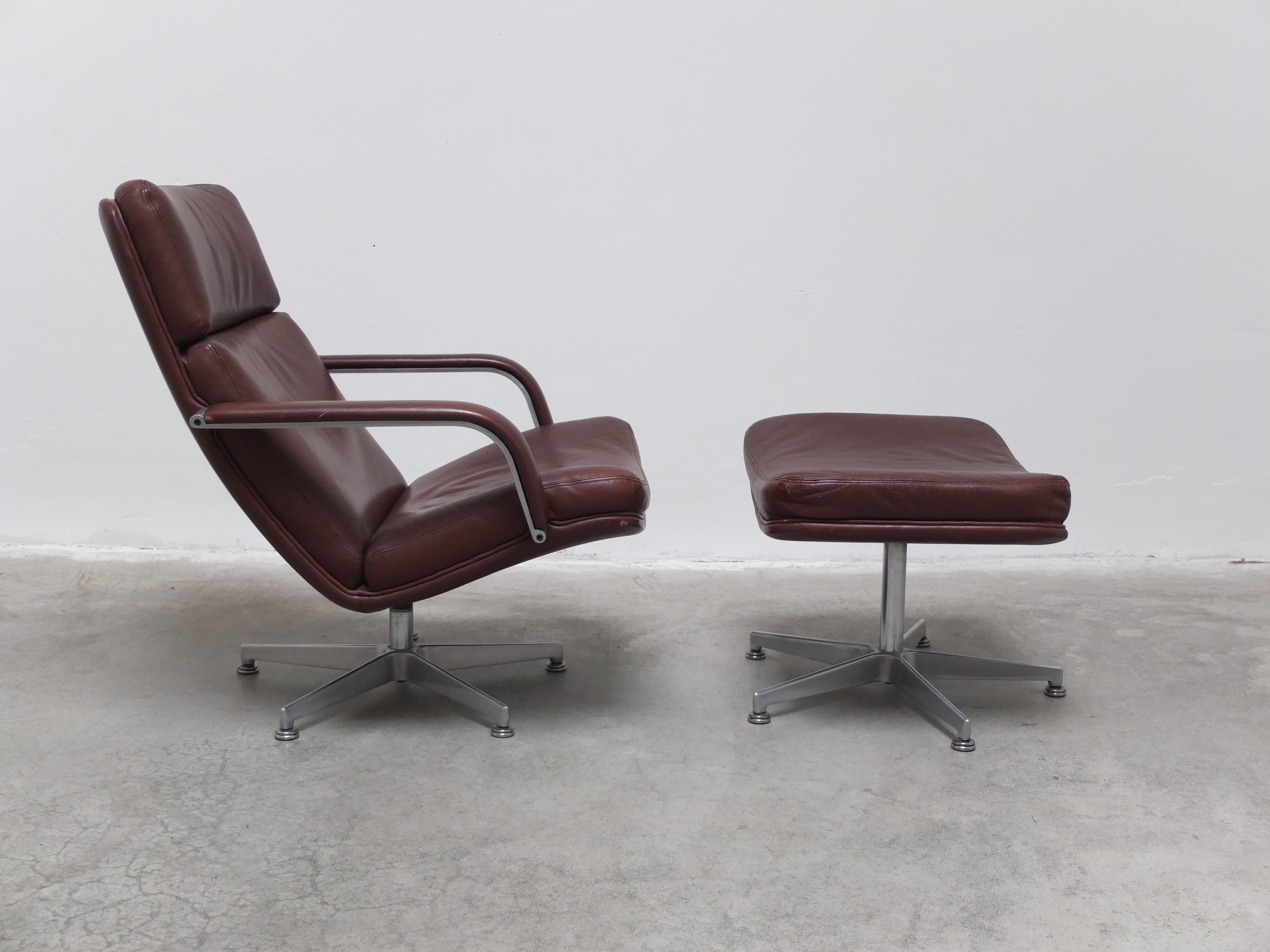 Iconic ‘F141’ swivel lounge chair designed by Geoffrey Harcourt for Artifort in 1972. This is a chocolate brown leather version and it comes with its rare and matching footstool. Early version with beautiful 5-star metal foot. In very good original