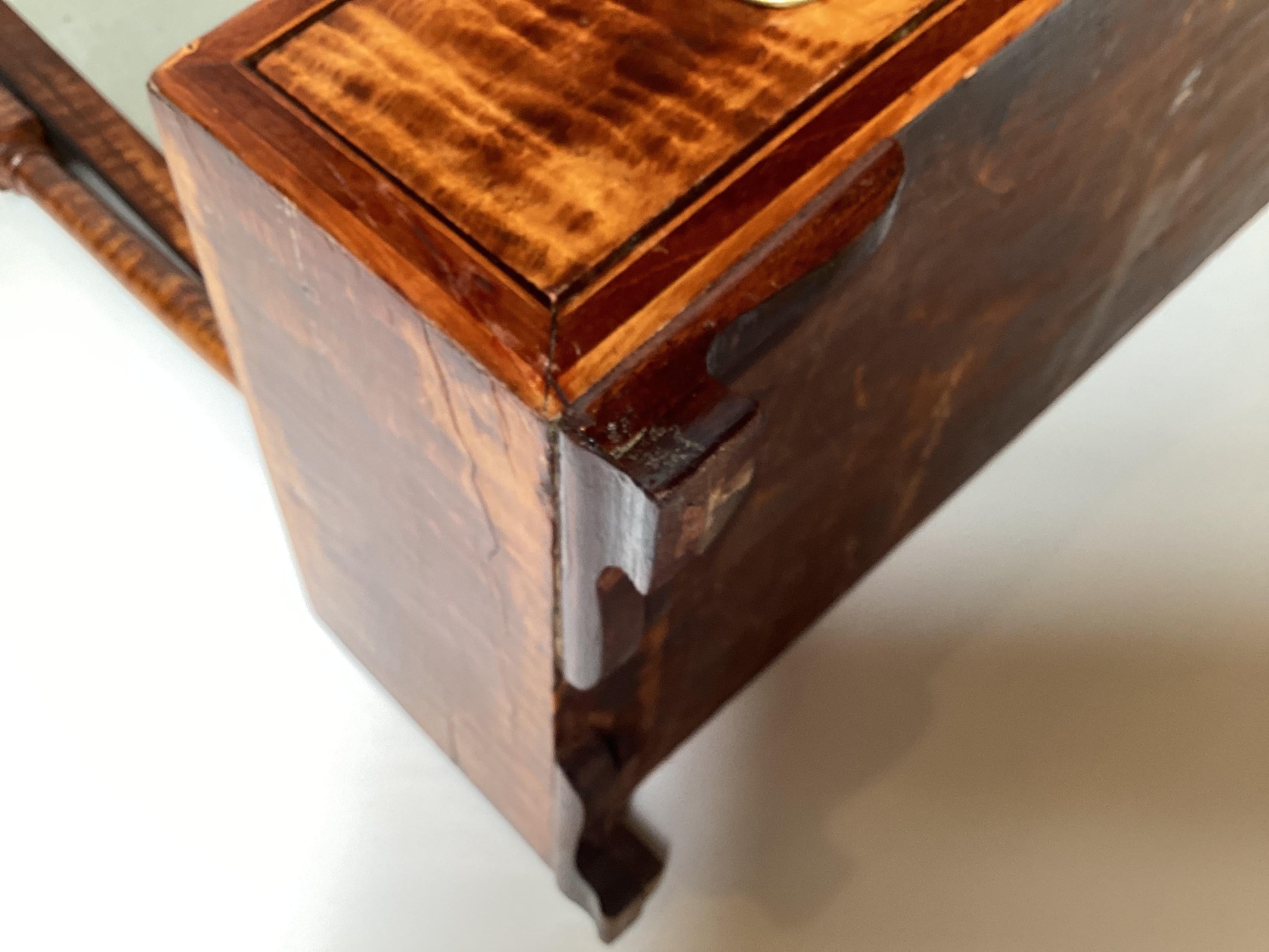 Early Federal Style Tiger Maple Dressing Spiegel im Angebot 4
