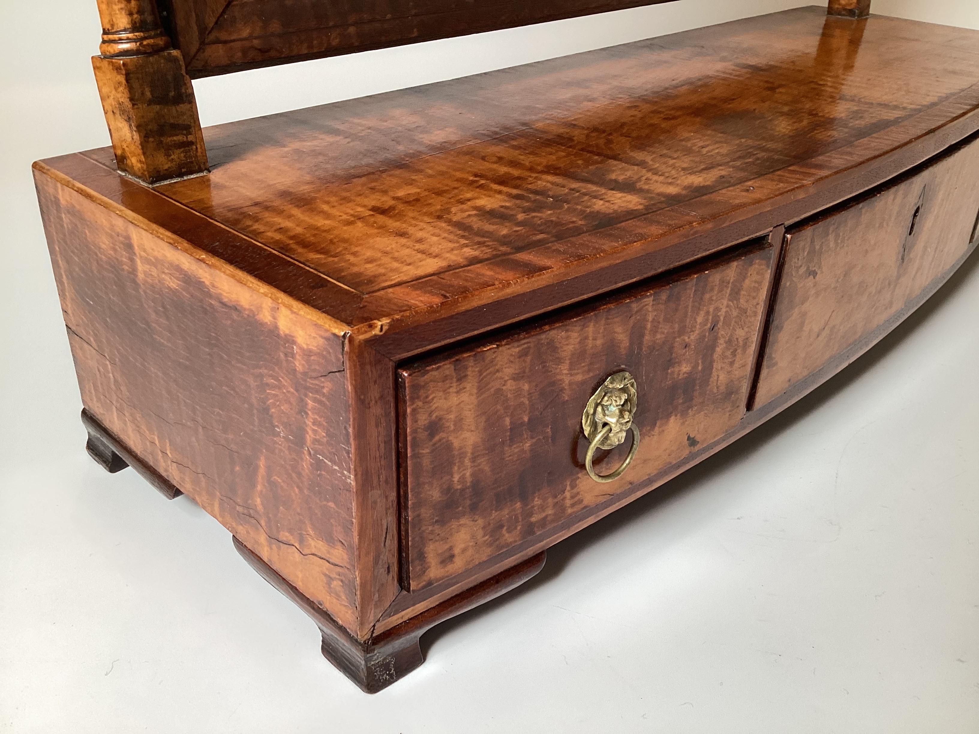Early Federal Style Tiger Maple Dressing Spiegel (Nordamerikanisch) im Angebot