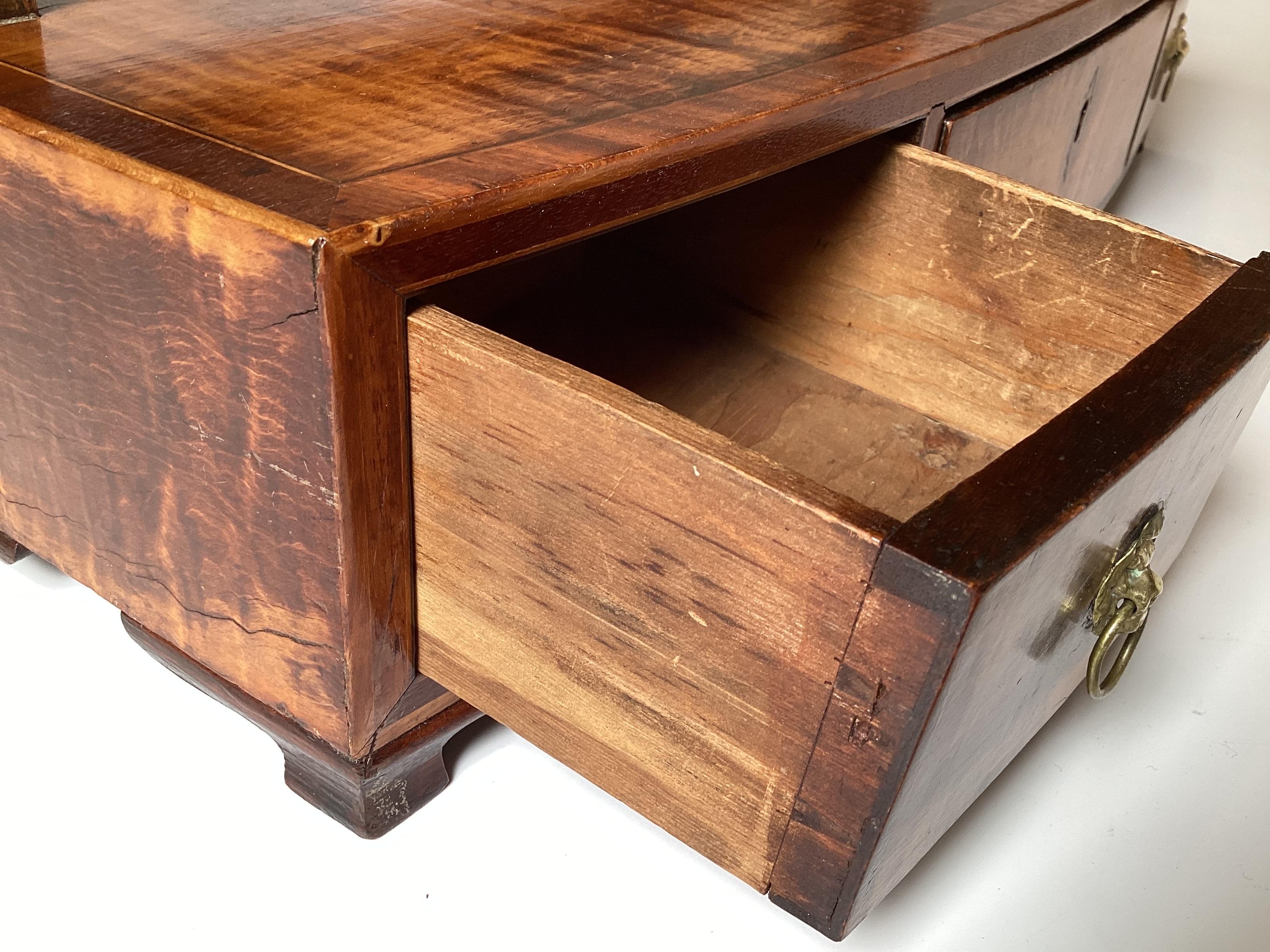 Early Federal Style Tiger Maple Dressing Spiegel im Zustand „Gut“ im Angebot in Lambertville, NJ