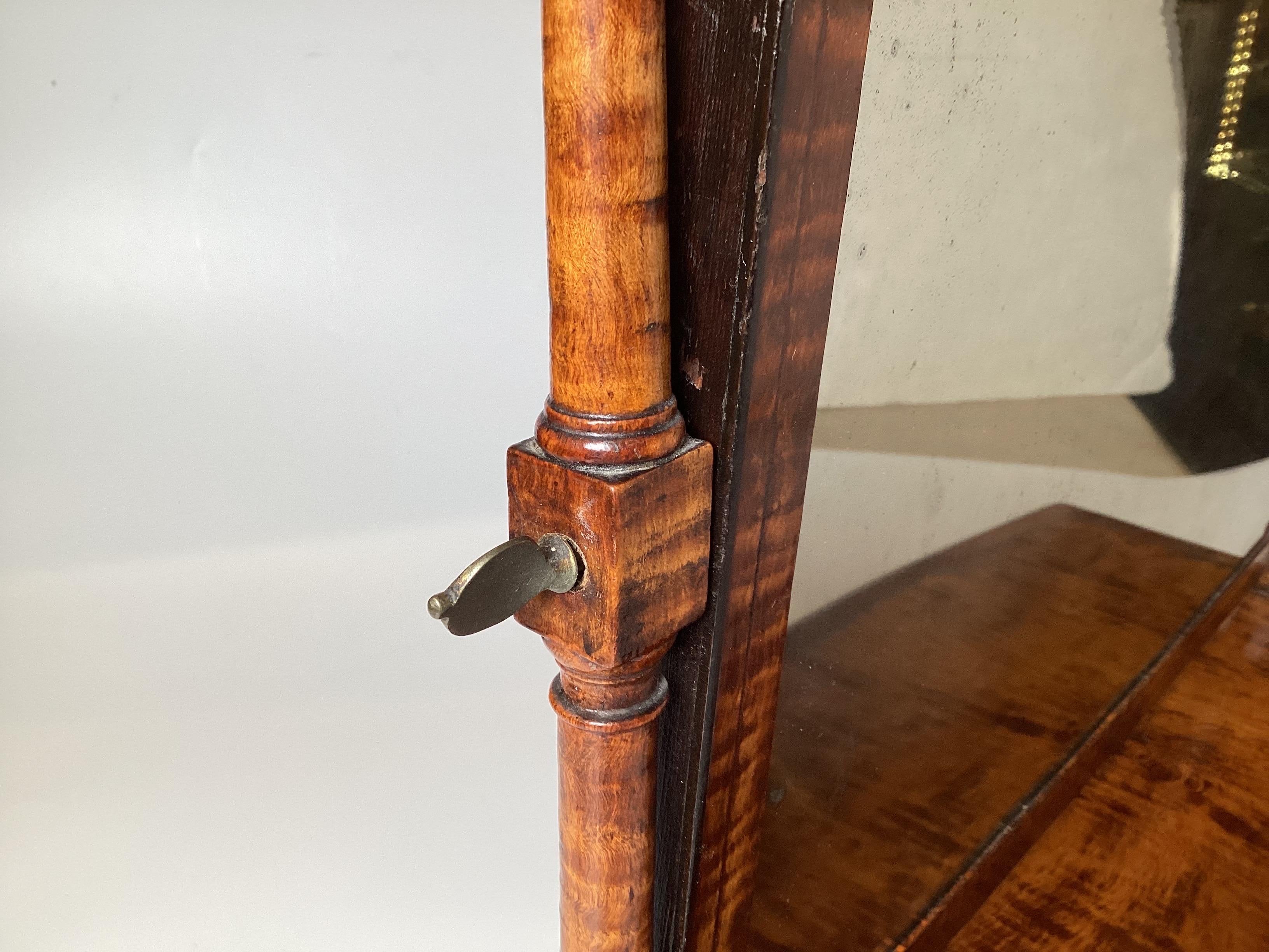 Early Federal Style Tiger Maple Dressing Spiegel (Frühes 19. Jahrhundert) im Angebot