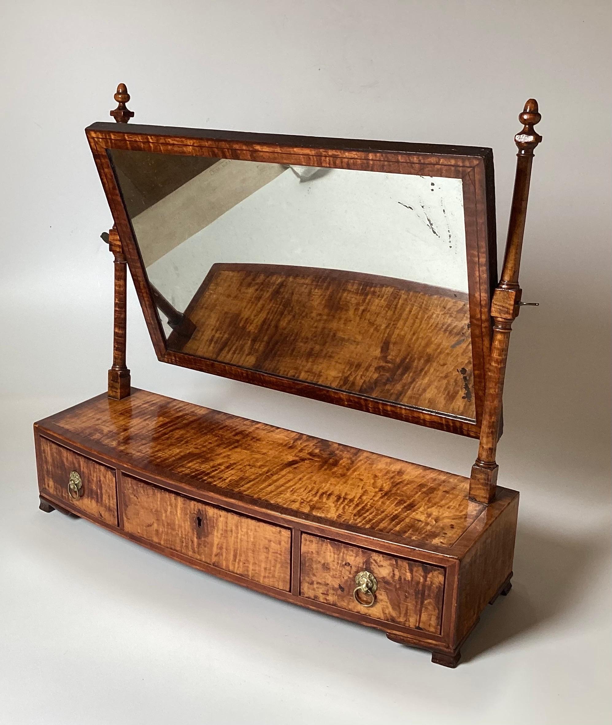 Early Federal Style Tiger Maple Dressing Spiegel (Ahornholz) im Angebot