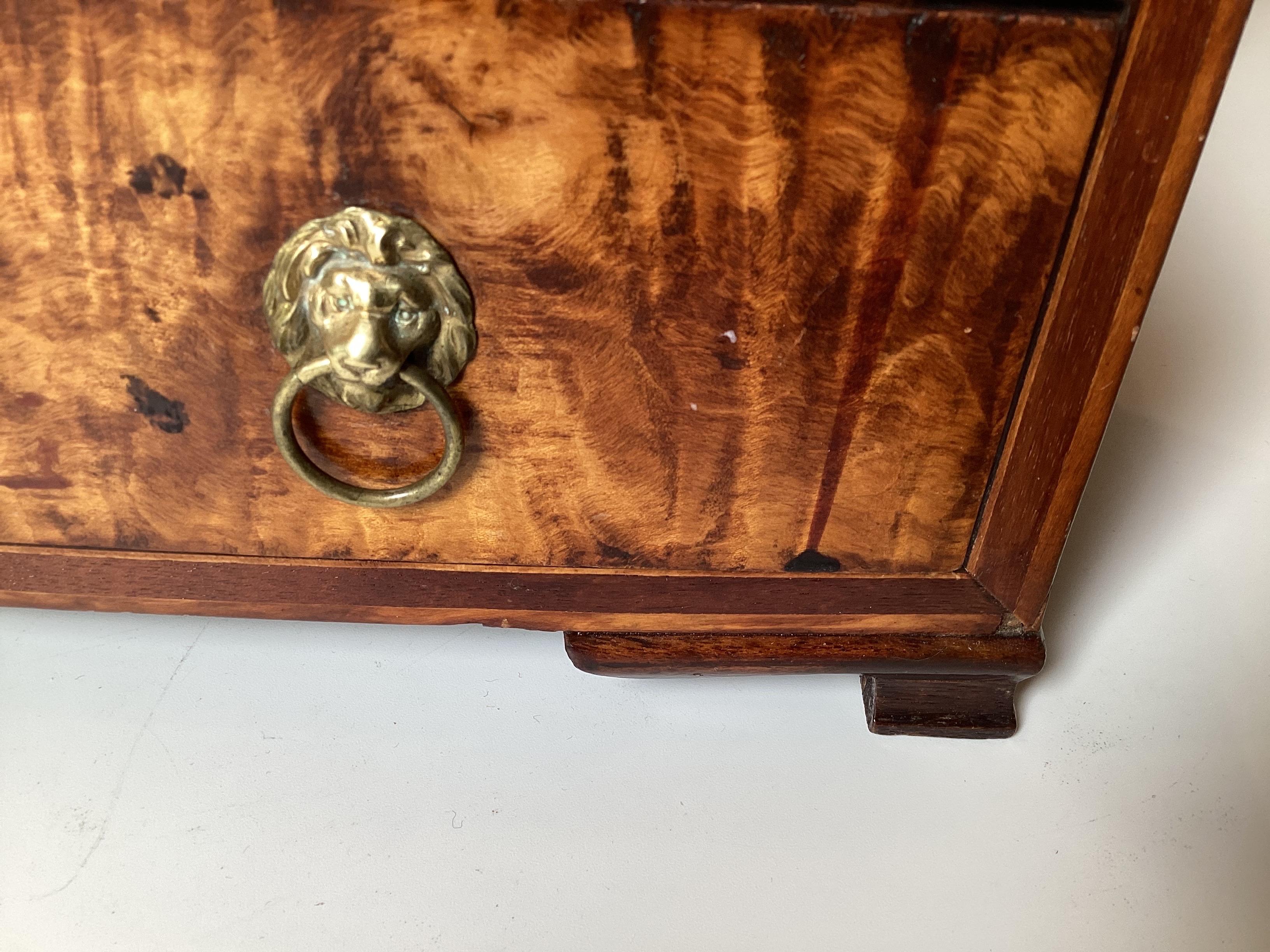 Early Federal Style Tiger Maple Dressing Spiegel im Angebot 1