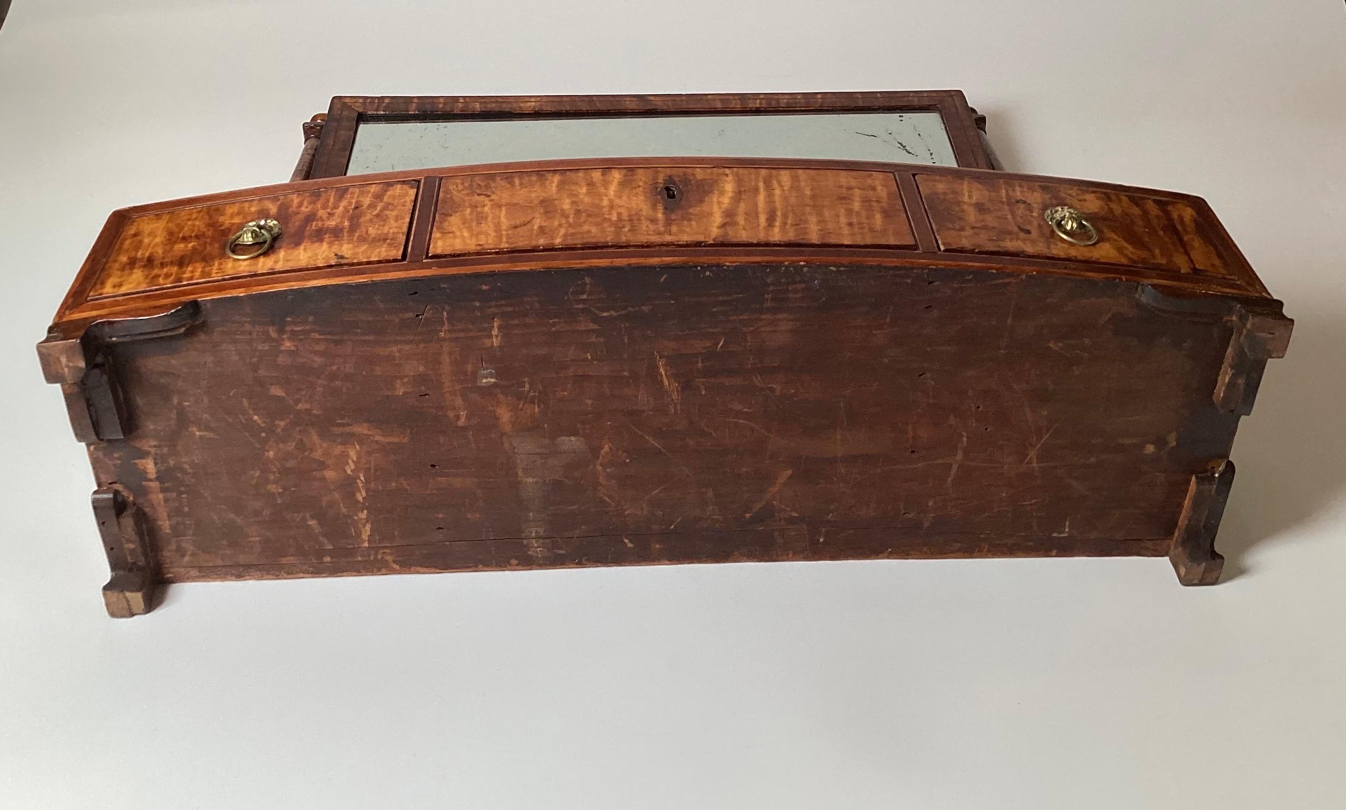 Early Federal Style Tiger Maple Dressing Spiegel im Angebot 3