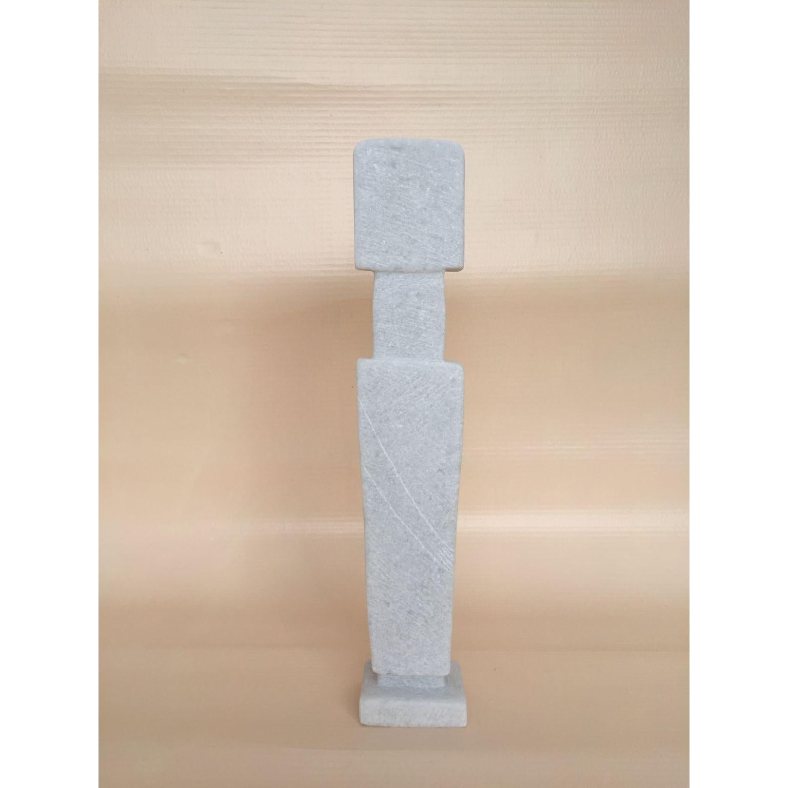Tom Early, scultura in marmo scolpita a mano di Tom von Kaenel
Dimensioni: D. 8 x H. 23 cm
Materiali: Marmo

Tom von Kaenel, scultore e pittore, è nato in Svizzera nel 1961. Già nei primi anni di vita
Da bambino era profondamente dedito