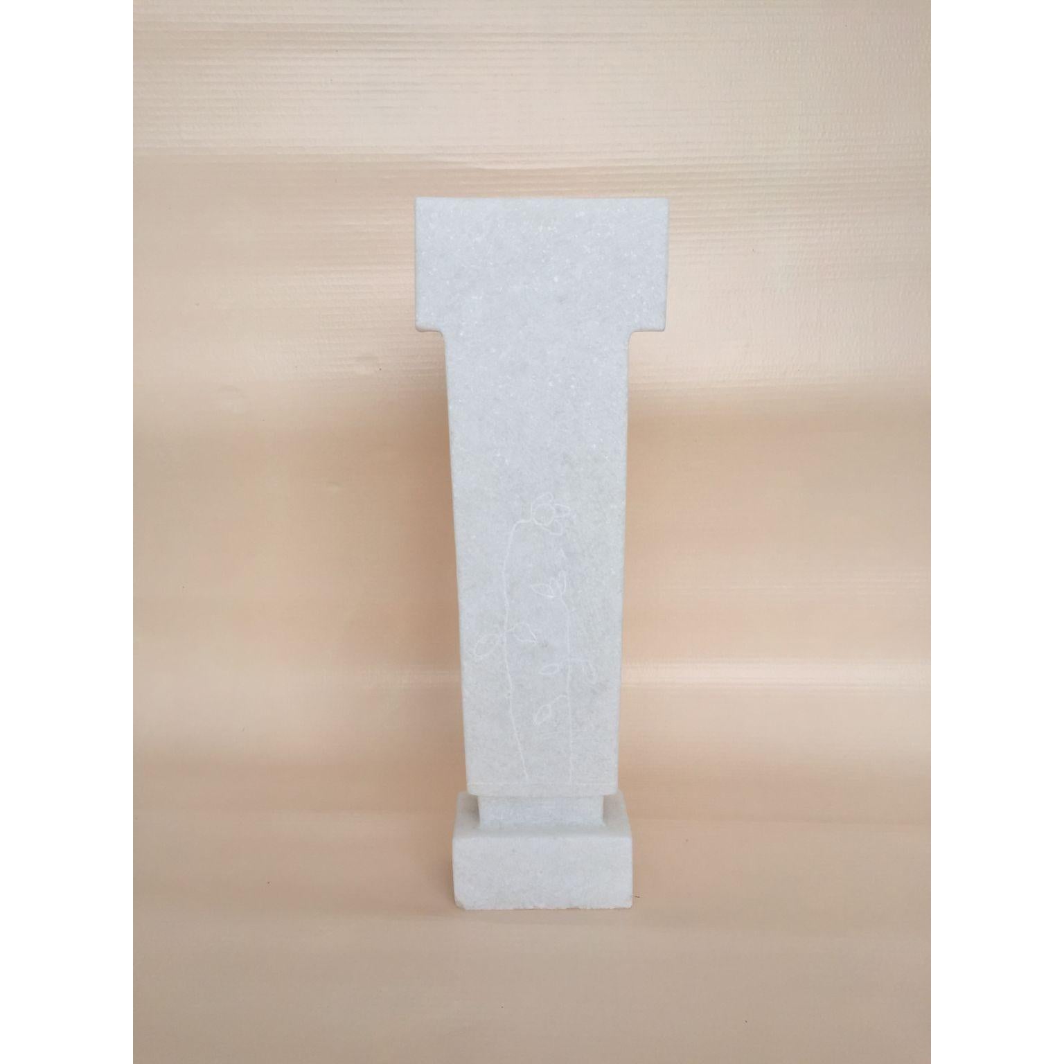 Postmoderno Scultura in marmo scolpita a mano Tom Early Figure di Tom von Kaenel in vendita
