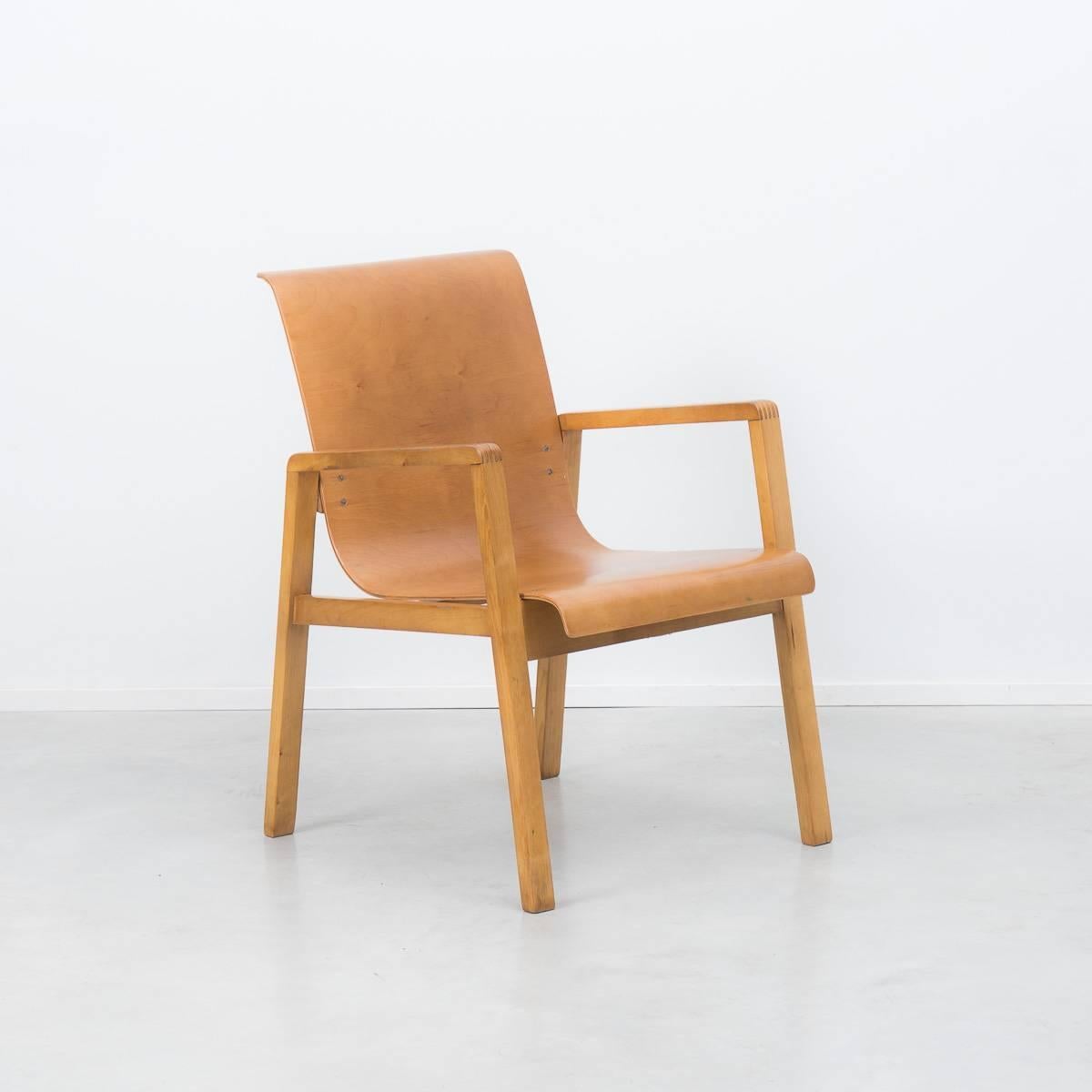 An early production of one of Aalto’s classic designs. A classic piece of Scandinavian modernism, the Hallway chair was originally made for the Paimio Sanitorium. Bent ply seating rests on the solid birch frame. The chair bears the original Finmar