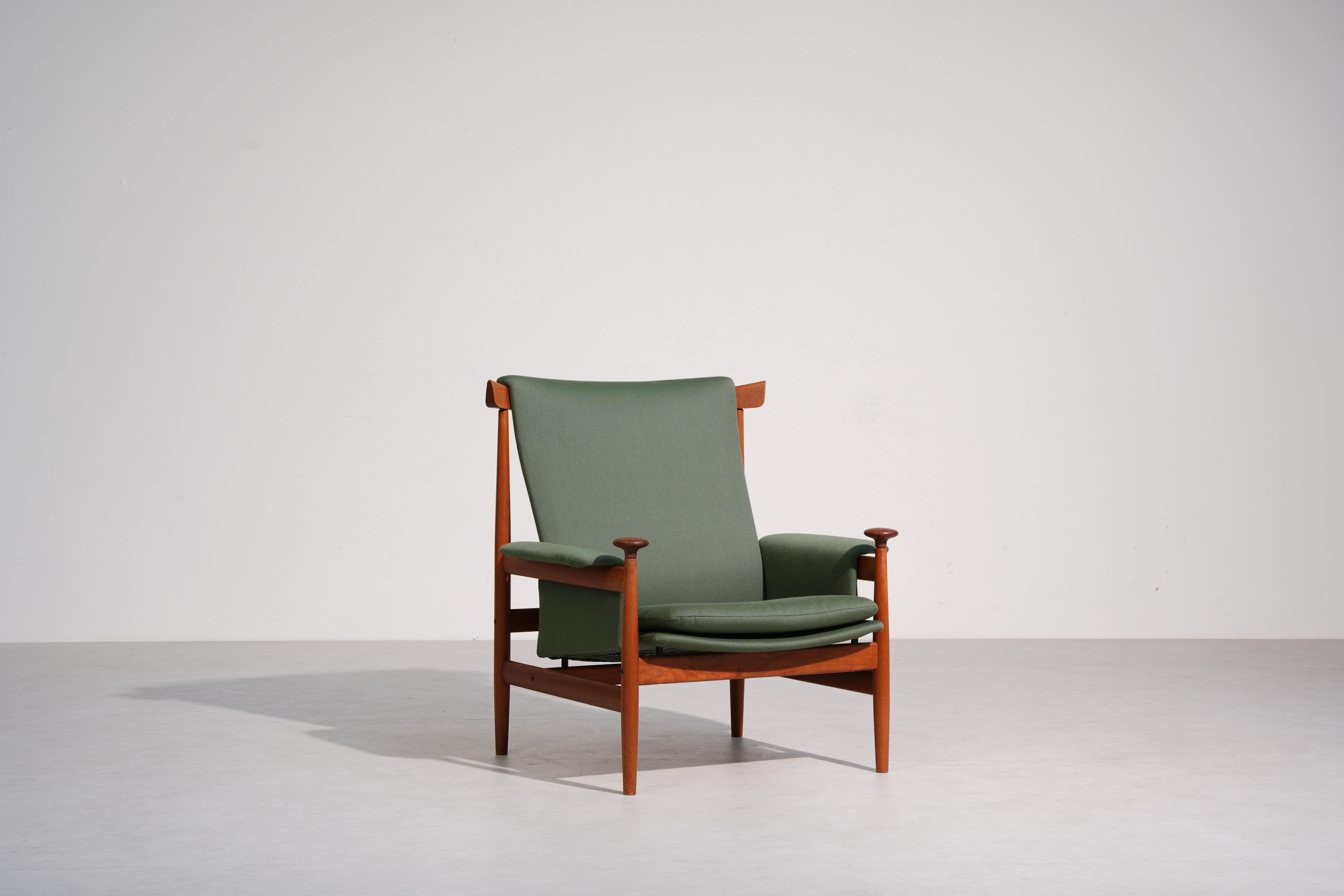 Finn Juhls pour France & Son, chaise longue 'Bwana', en teck et tissu vert-gris, Danemark, 1962 design, 1960 production.

Il s'agit d'une excellente version en teck massif de la chaise 'Bwana' de Finn Juhls. Conçue en 1962 par Finn Juhl pour France