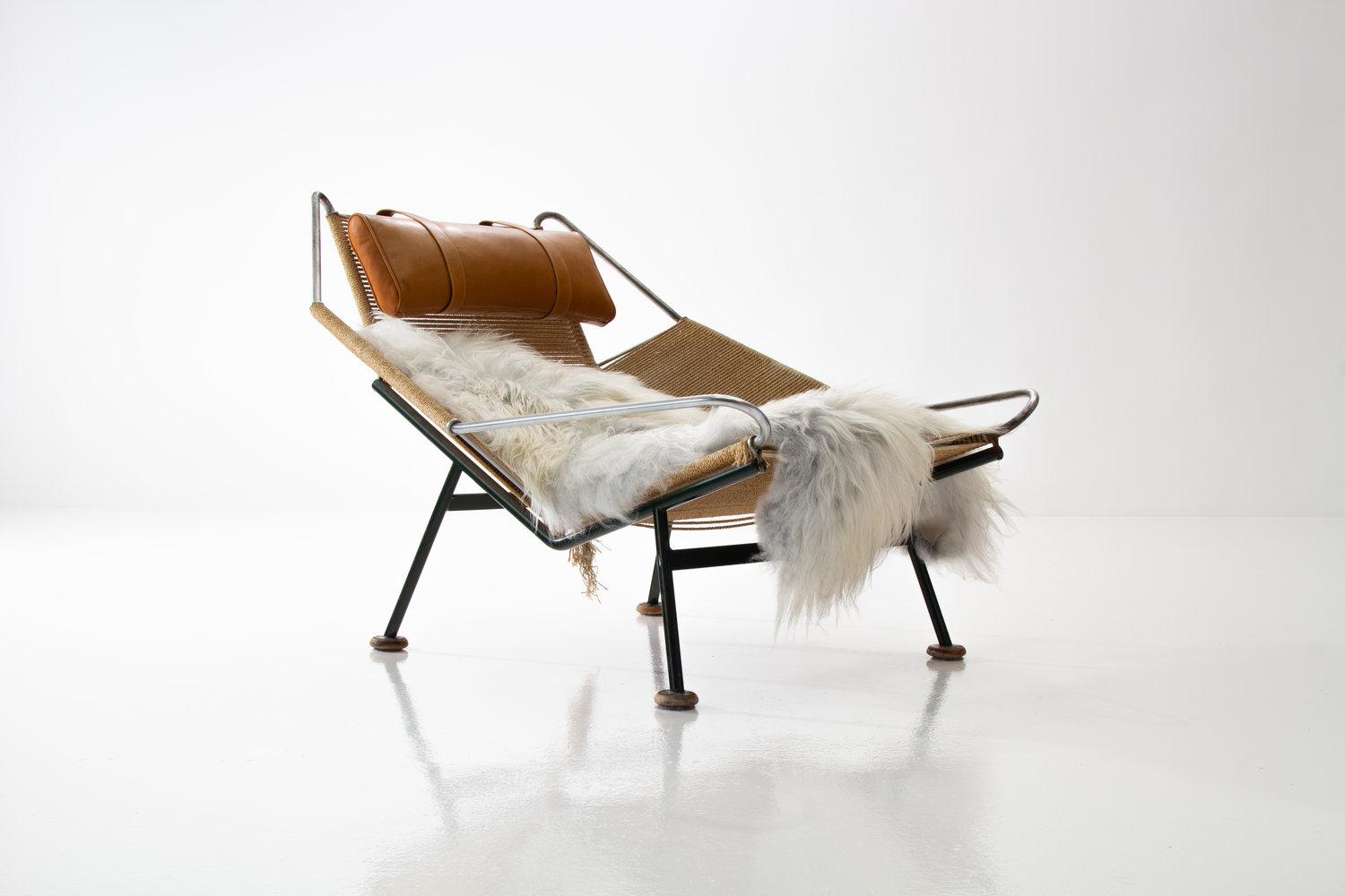 Early model of the Hans Wegner flag halyard chair GE225 with wooden feet for GETAMA, Denmark, 1950

When it was released the unusual combination of rope, painted and chromed steel and sheepskin in the Flag halyard chair had never been seen before