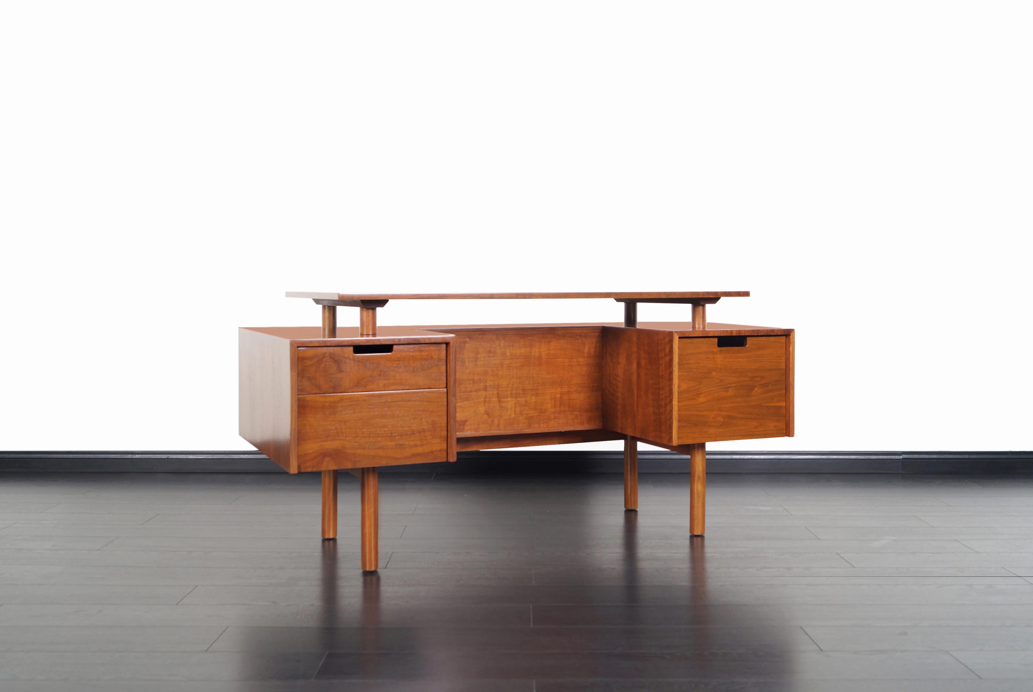 Early midcentury desk designed by Milo Baughman for Glenn of California. This exceptional crafted desk features two pull-out drawers and a file drawer. On the opposite side of the desk there's an open space for additional storage or display options,