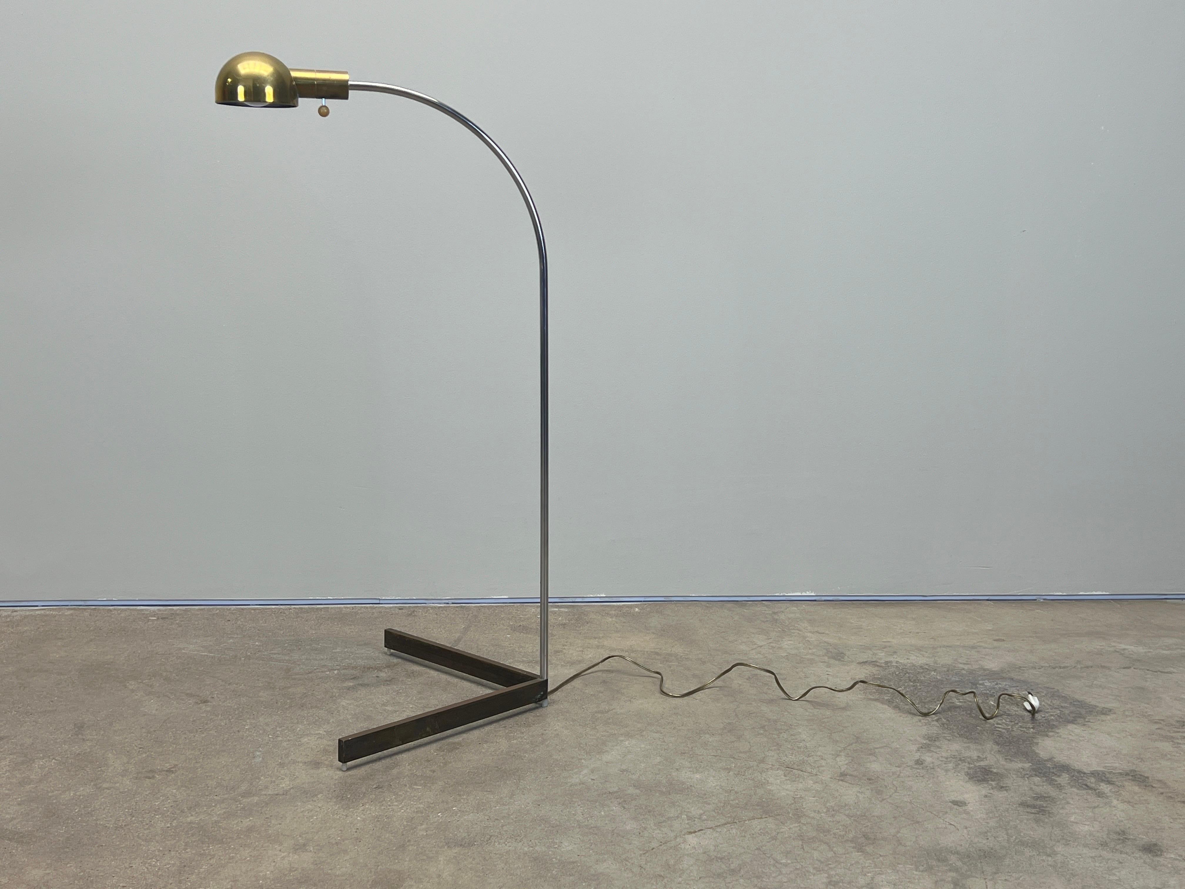 Eine frühe Stehlampe aus Messing und Chrom von Cedric Hartman mit Gelenk. 