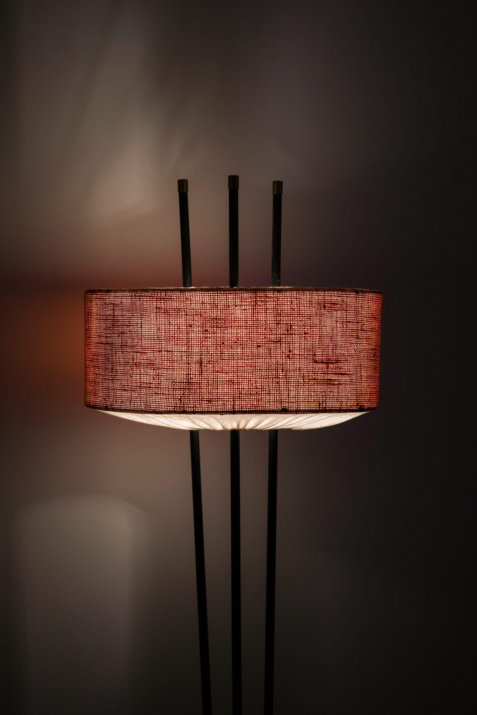 Suédois Lampadaire en métal laqué noir et laiton par Gerald Thurston, années 1950 en vente