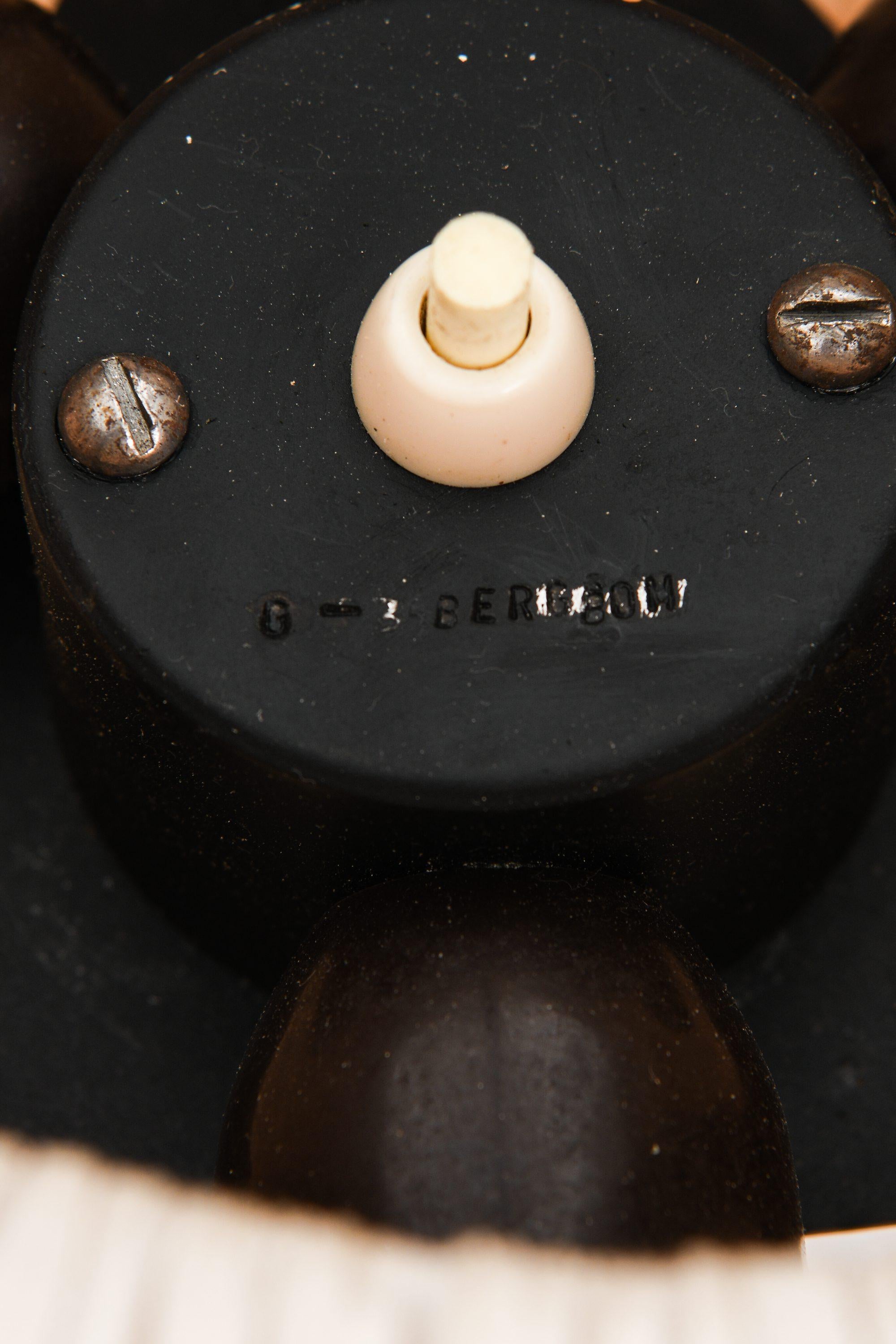 20ième siècle Lampadaire en métal laqué noir et laiton par Gerald Thurston, années 1950 en vente