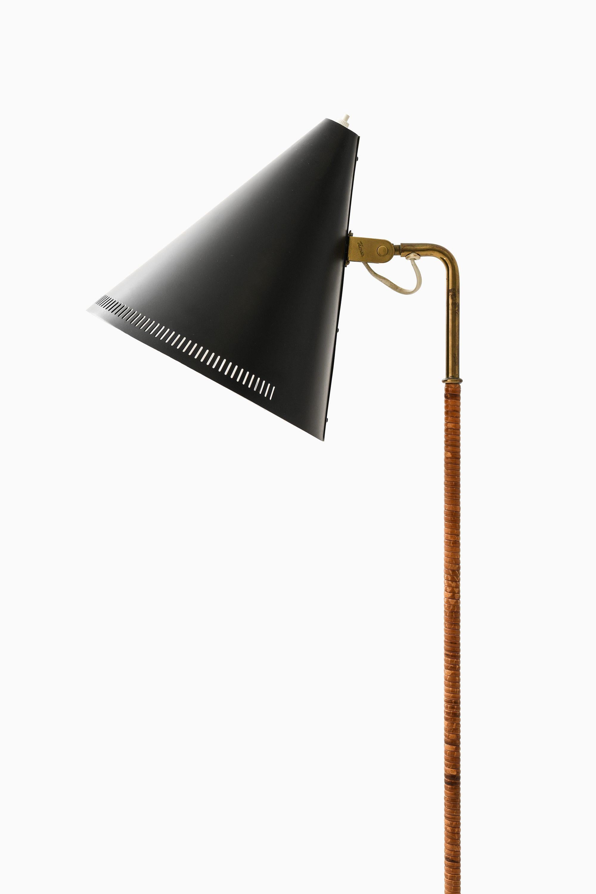 Mid-Century Modern Lampadaire ancien en métal noir, laiton et canne enveloppée par Paavo Tynell, années 1940 en vente