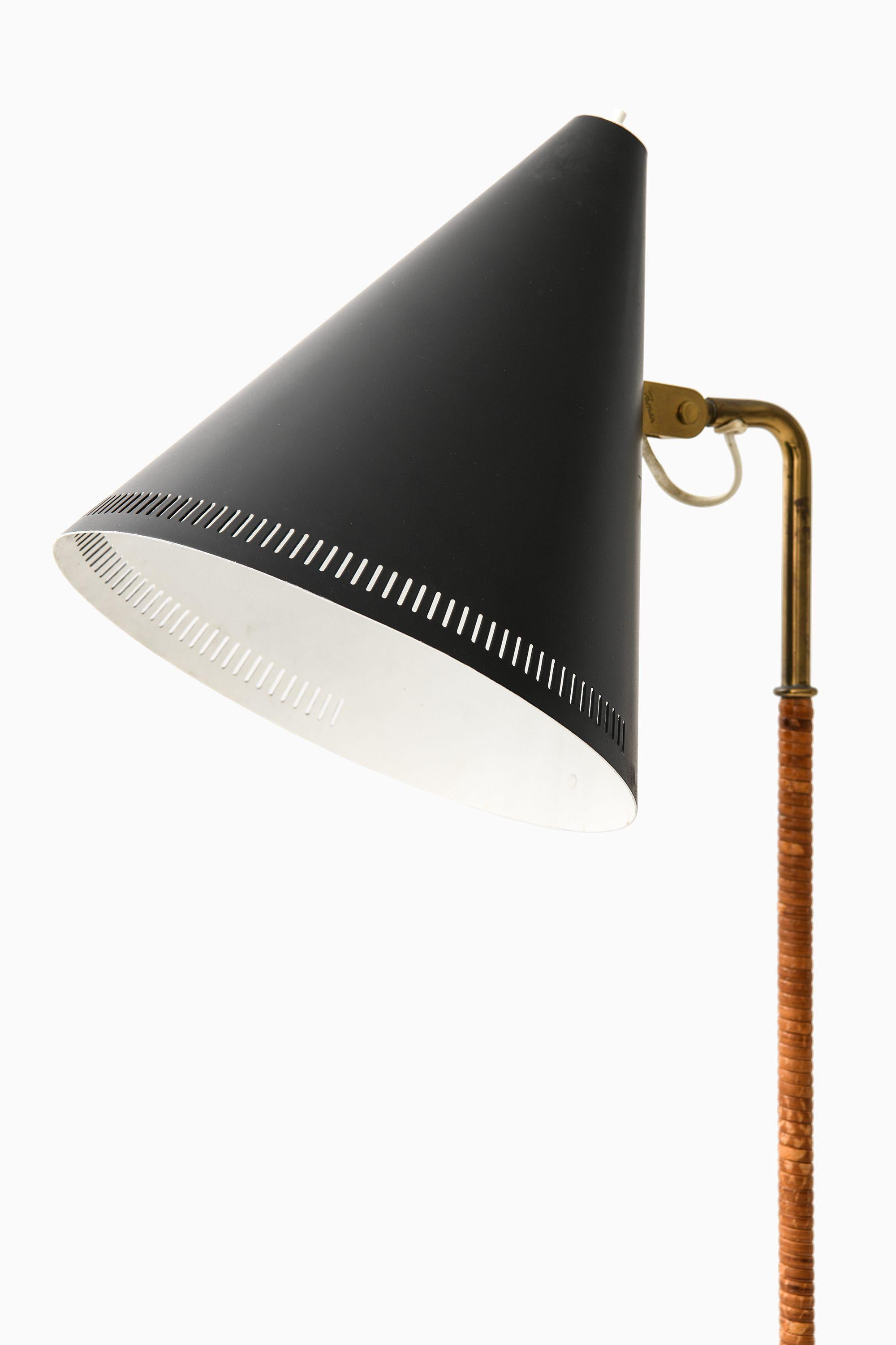 Finlandais Lampadaire ancien en métal noir, laiton et canne enveloppée par Paavo Tynell, années 1940 en vente