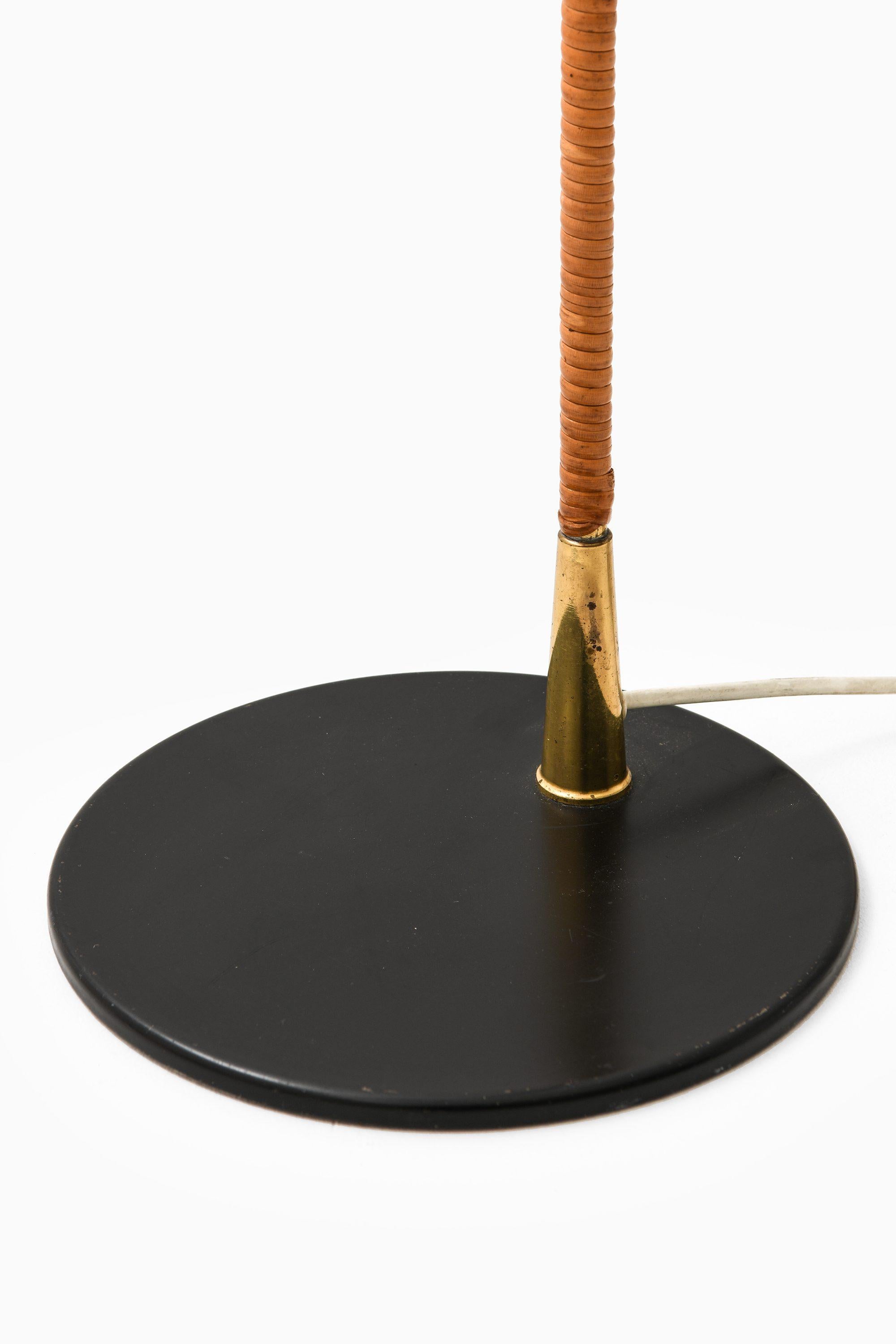 Lampadaire ancien en métal noir, laiton et canne enveloppée par Paavo Tynell, années 1940 Bon état - En vente à Limhamn, Skåne län
