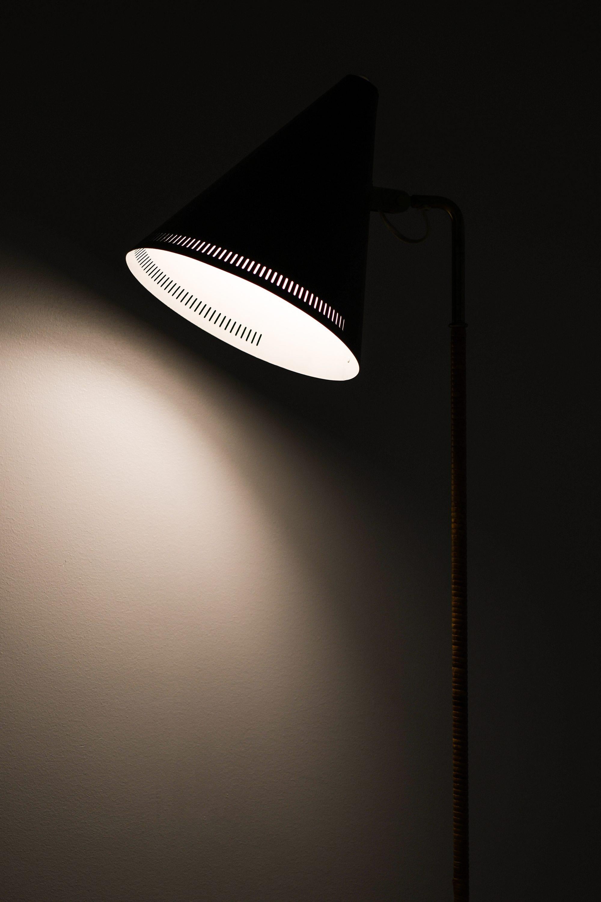 20ième siècle Lampadaire ancien en métal noir, laiton et canne enveloppée par Paavo Tynell, années 1940 en vente