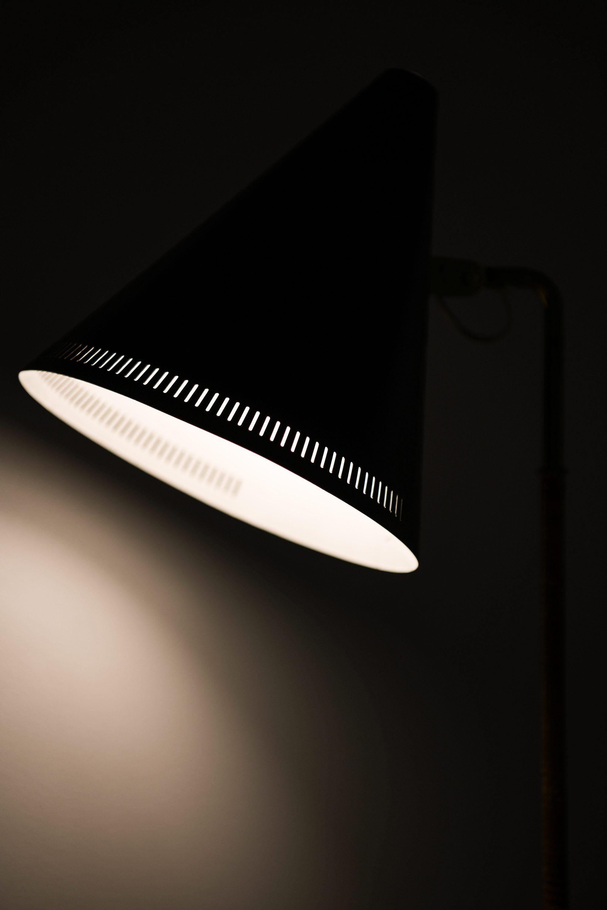 Métal Lampadaire ancien en métal noir, laiton et canne enveloppée par Paavo Tynell, années 1940 en vente