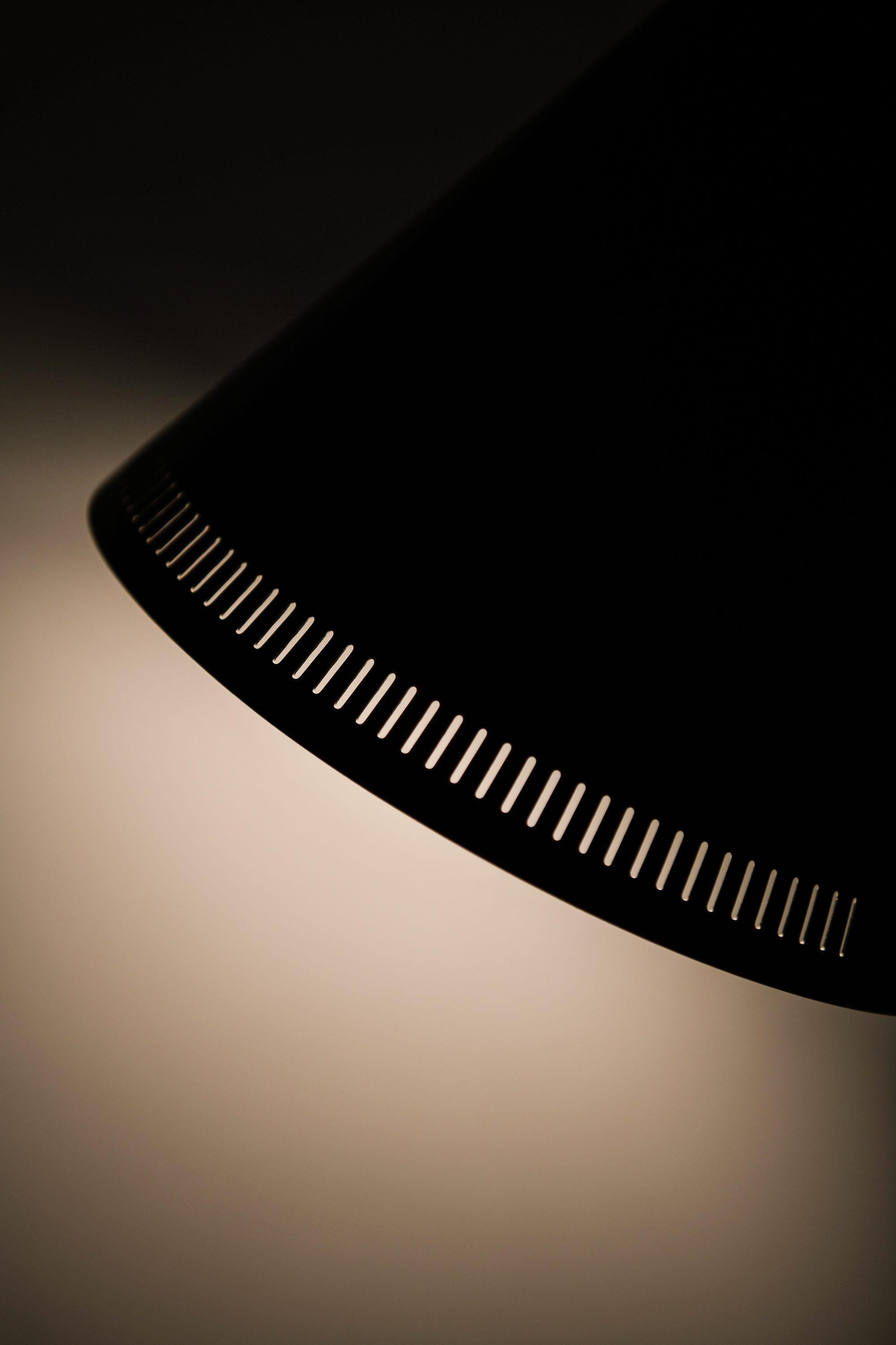 Lampadaire ancien en métal noir, laiton et canne enveloppée par Paavo Tynell, années 1940 en vente 1