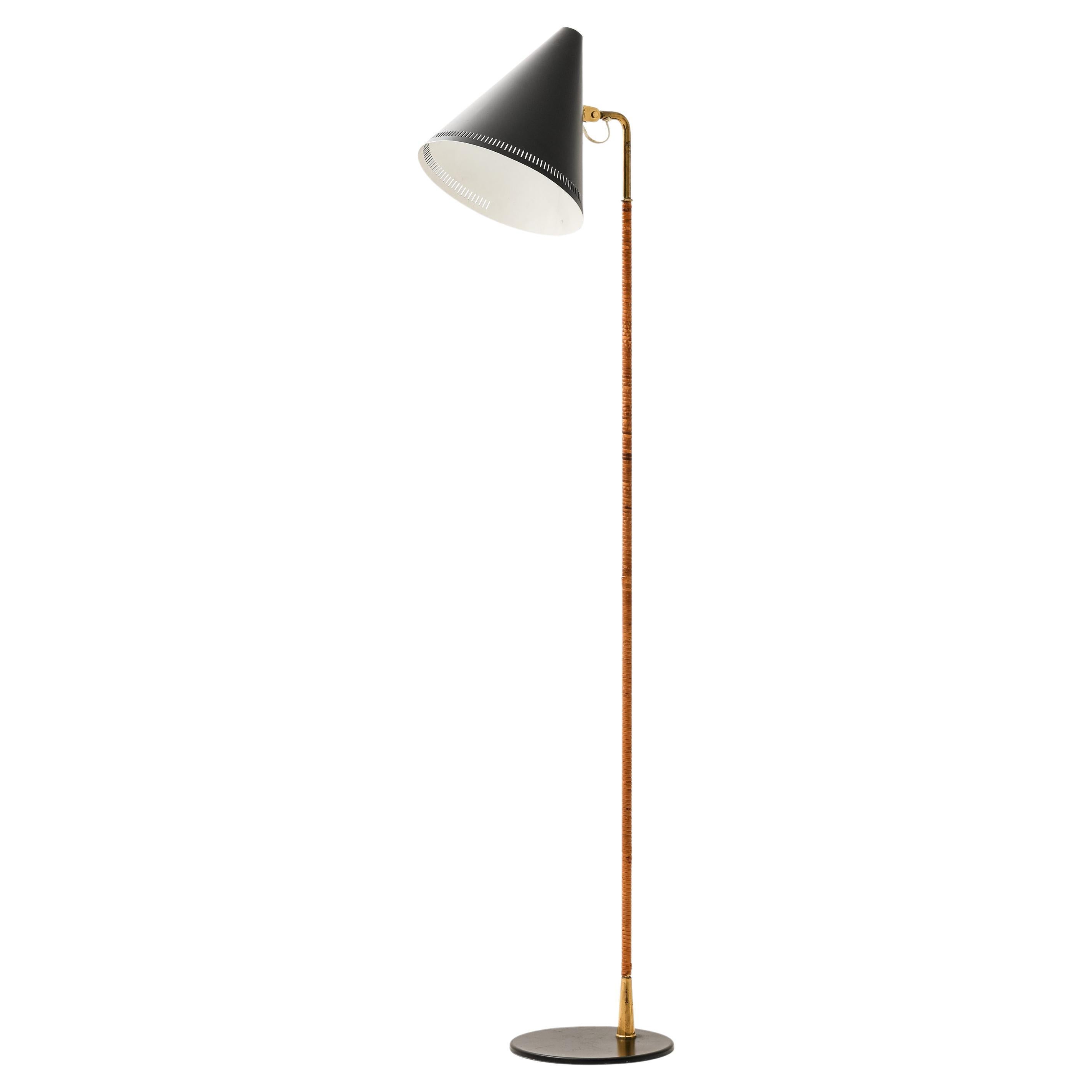 Lampadaire ancien en métal noir, laiton et canne enveloppée par Paavo Tynell, années 1940 en vente