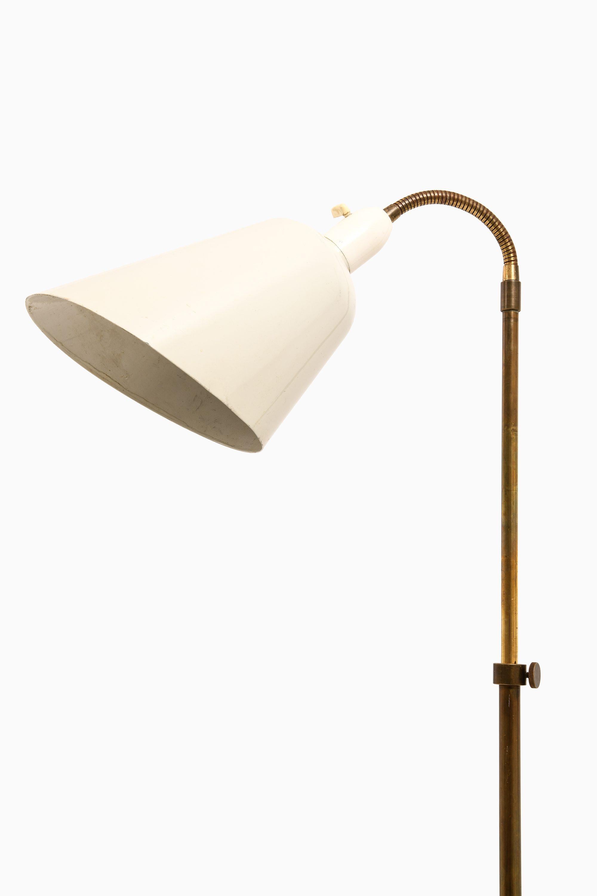 Scandinavo moderno Lampada da terra in ottone e metallo laccato di Arne Jacobsen, anni '50 in vendita