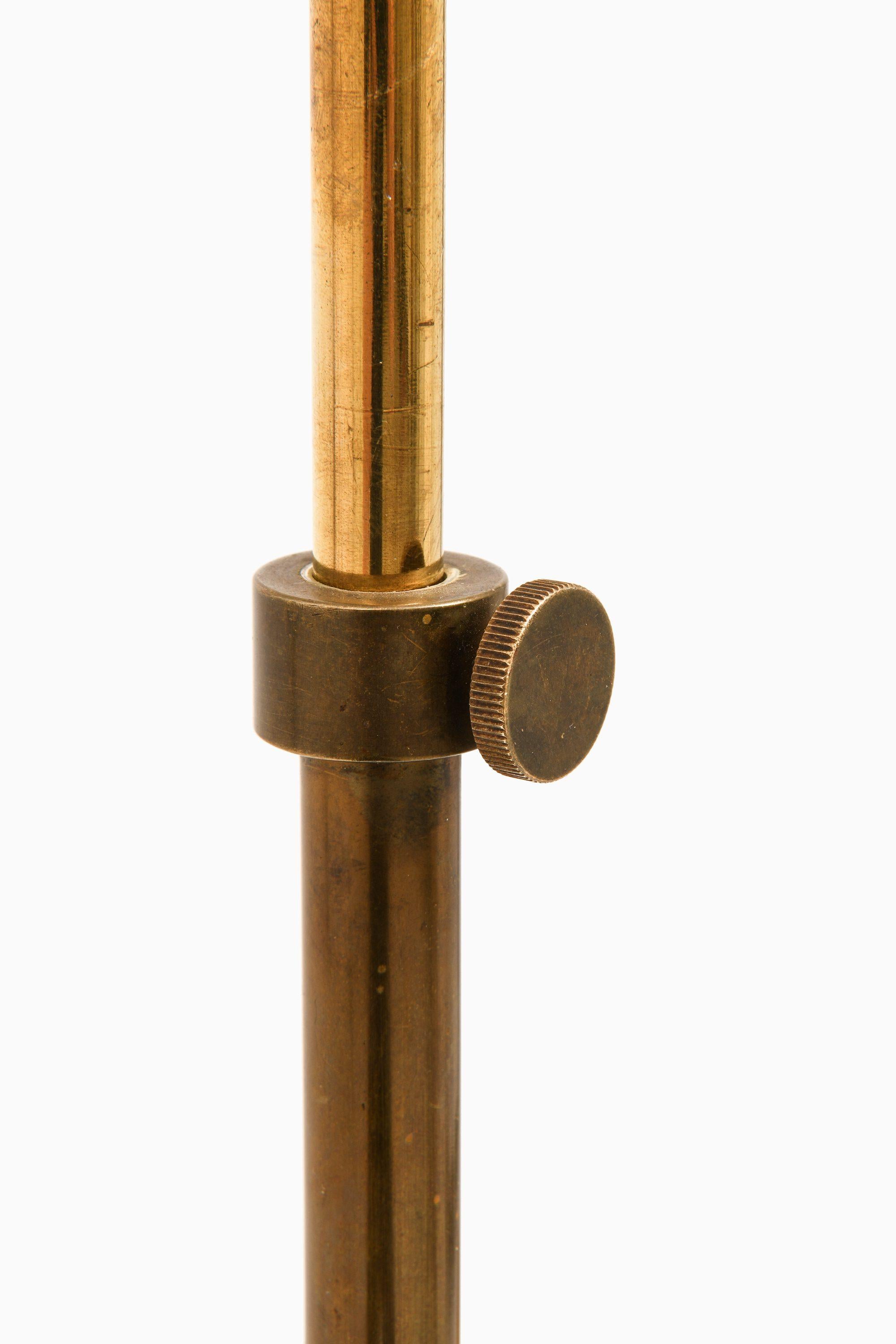 Danese Lampada da terra in ottone e metallo laccato di Arne Jacobsen, anni '50 in vendita