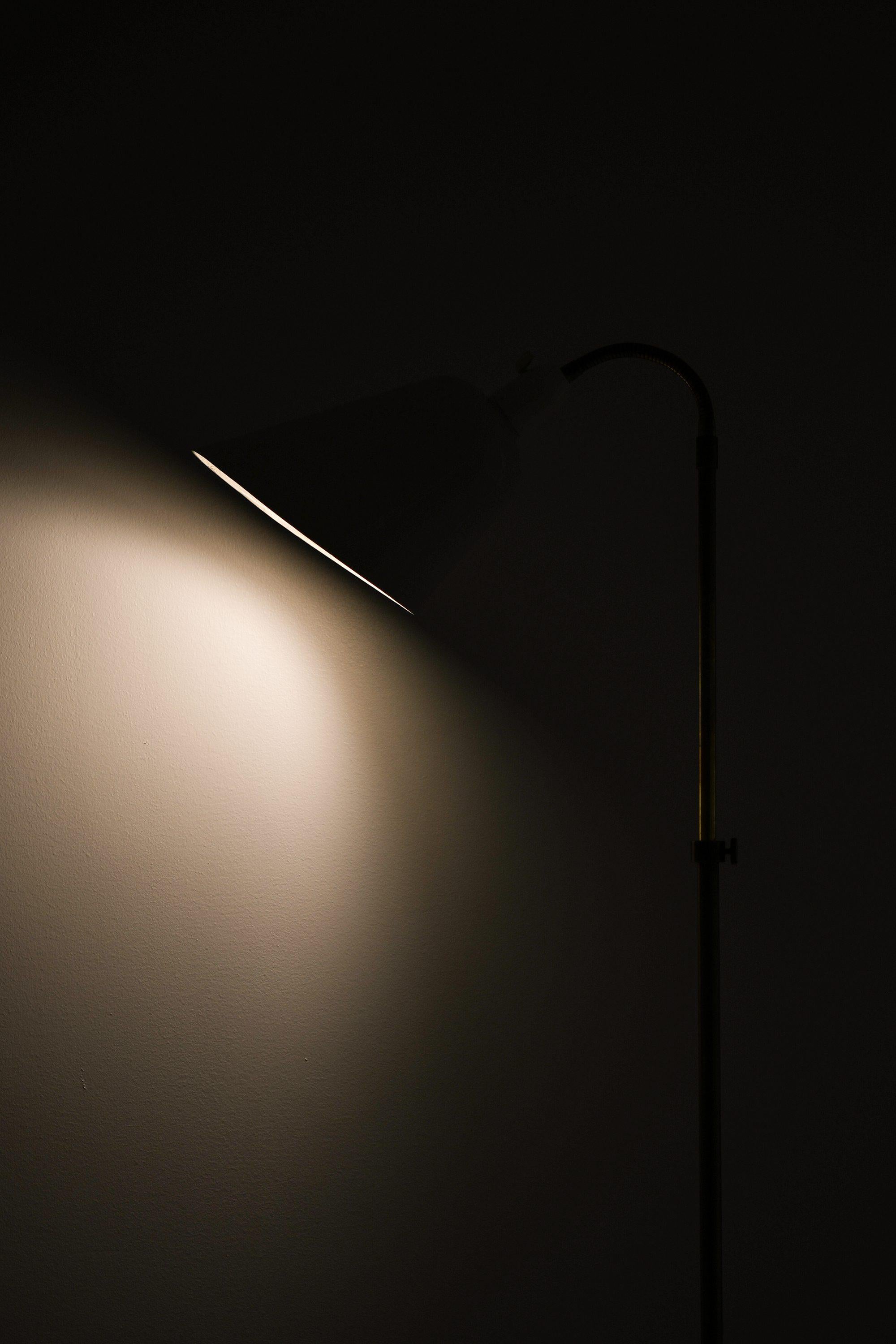 XX secolo Lampada da terra in ottone e metallo laccato di Arne Jacobsen, anni '50 in vendita