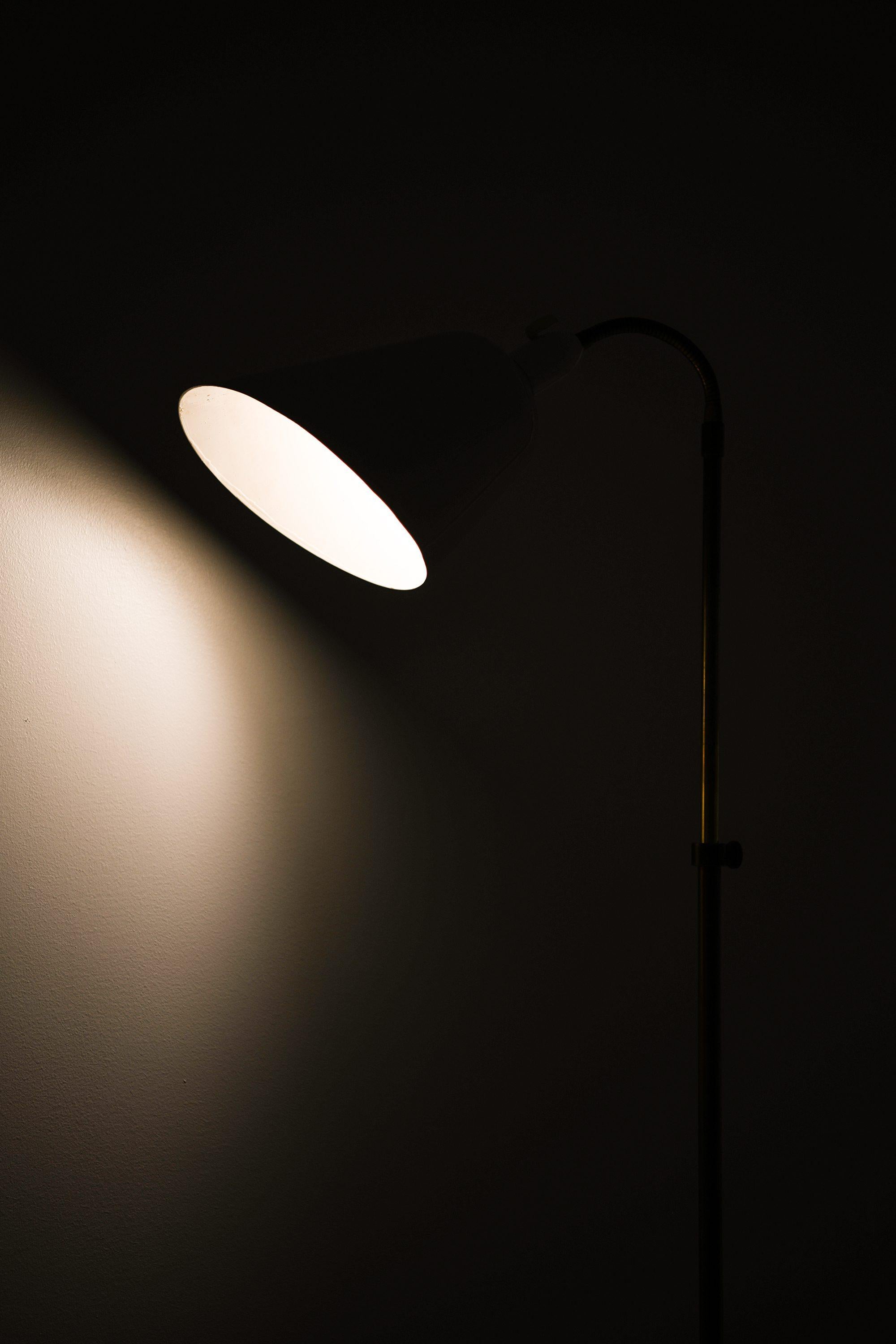 Ottone Lampada da terra in ottone e metallo laccato di Arne Jacobsen, anni '50 in vendita