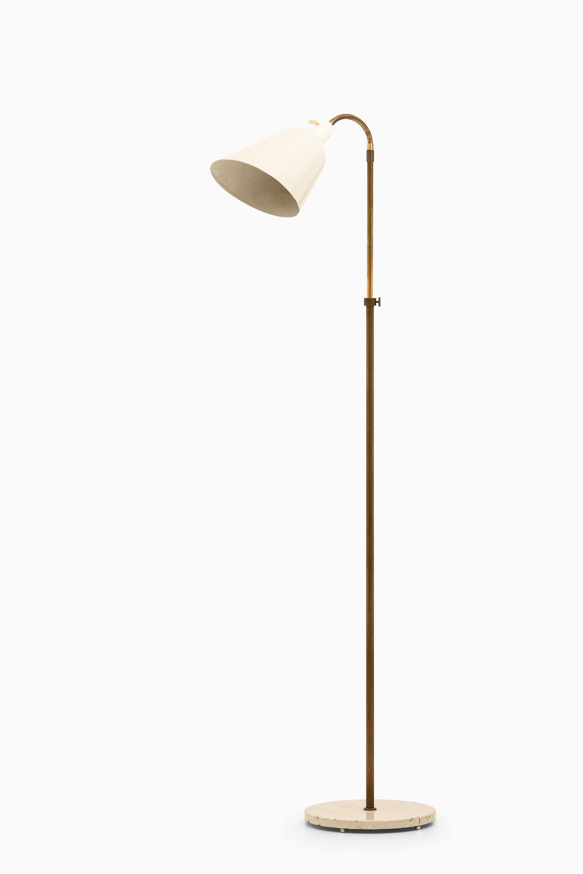 Lampada da terra in ottone e metallo laccato di Arne Jacobsen, anni '50 in vendita 1