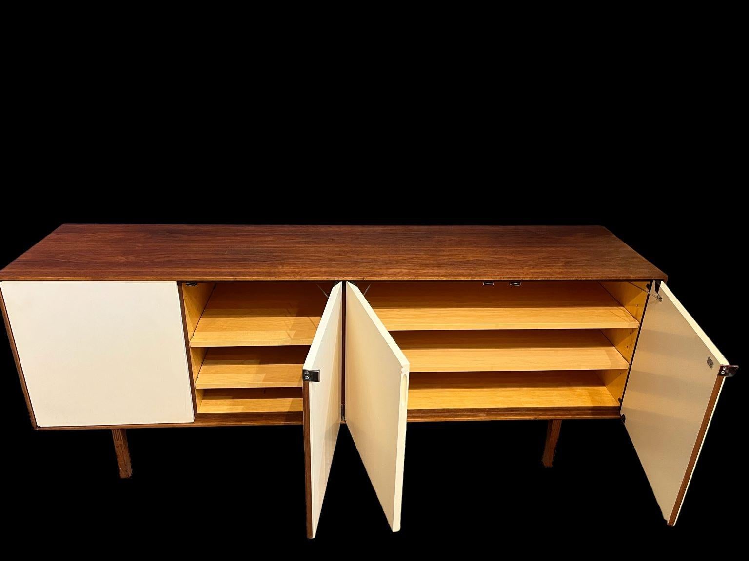 Frühe Florence Knoll für Knoll Associates Nussbaum und Creme Credenza C.1950 im Angebot 2