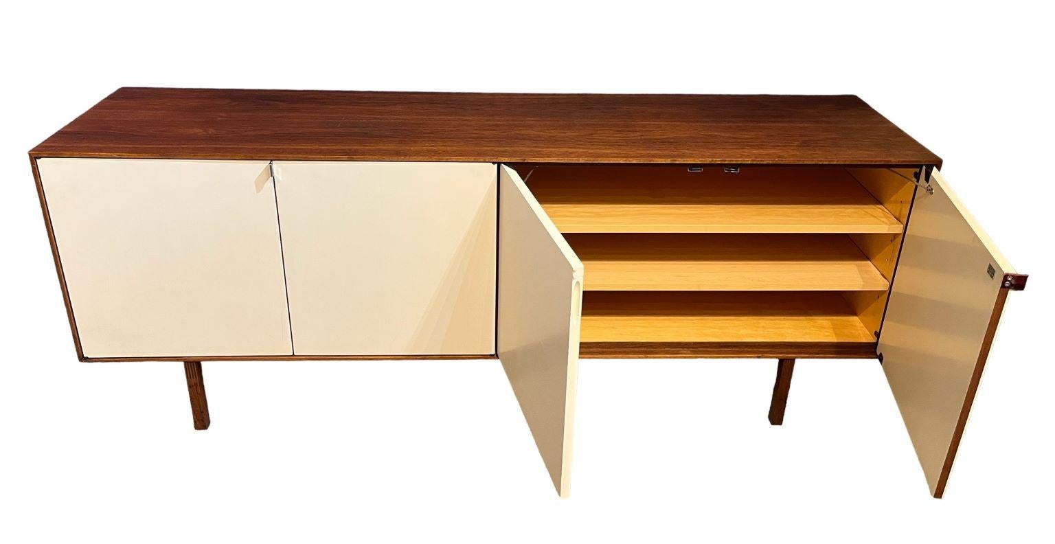 Frühe Florence Knoll für Knoll Associates Nussbaum und Creme Credenza C.1950 (Moderne der Mitte des Jahrhunderts) im Angebot