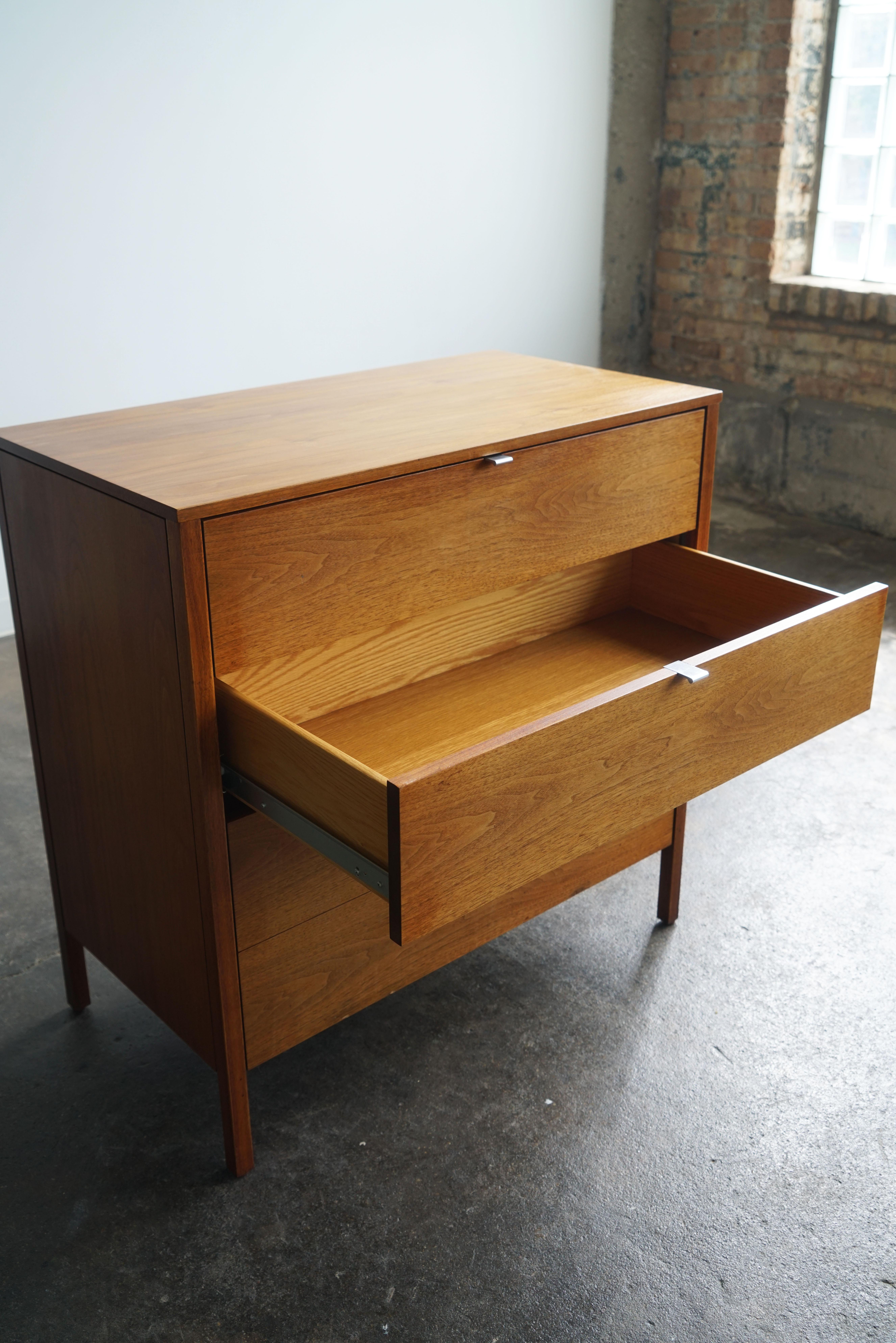 Early Florence Knoll Chest of Drawers Dresser in Walnut In Good Condition In Chicago, IL