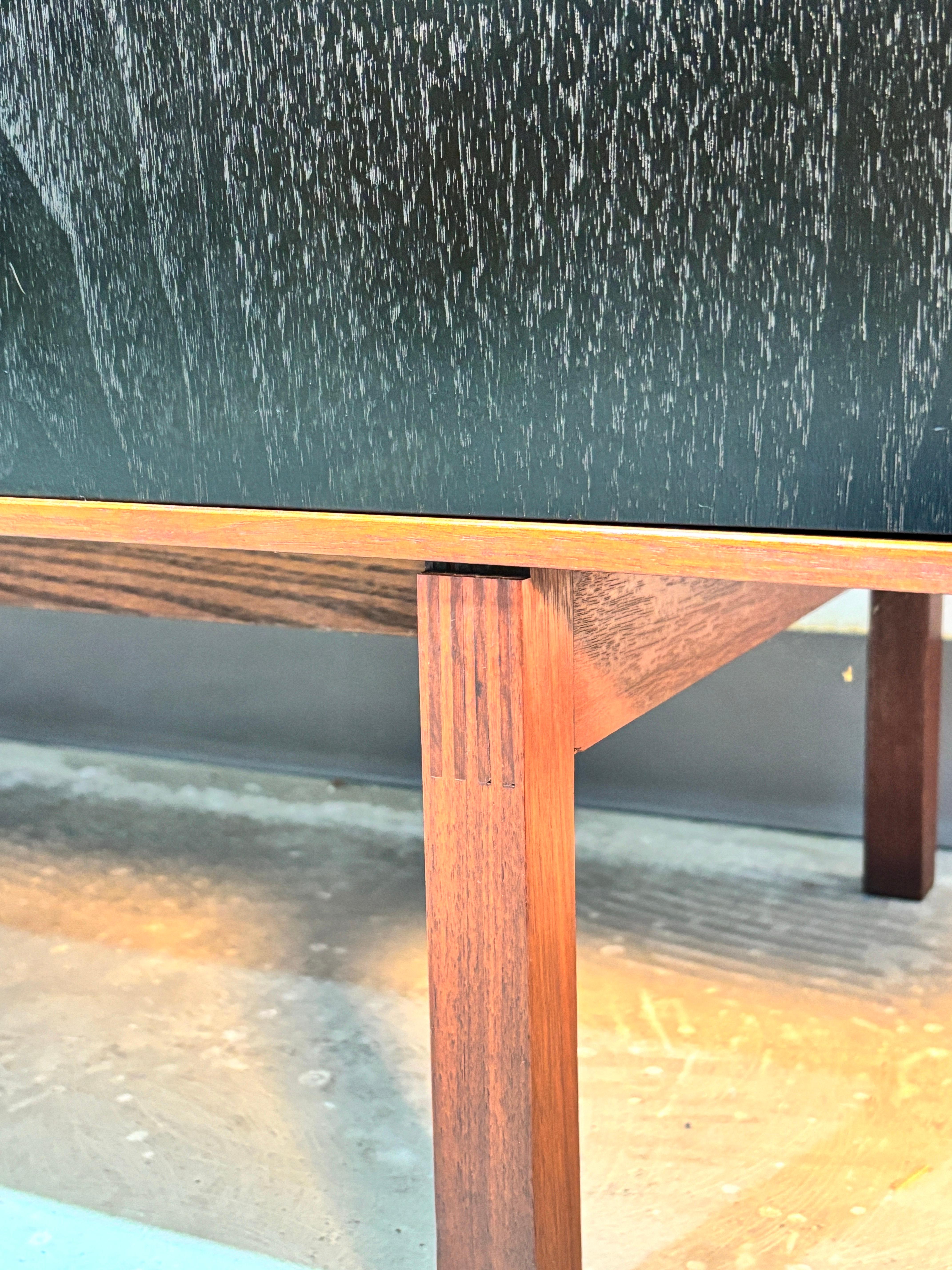 Crédence en noyer à portes ébonisées du début de l'ère Florence Knoll en vente 3