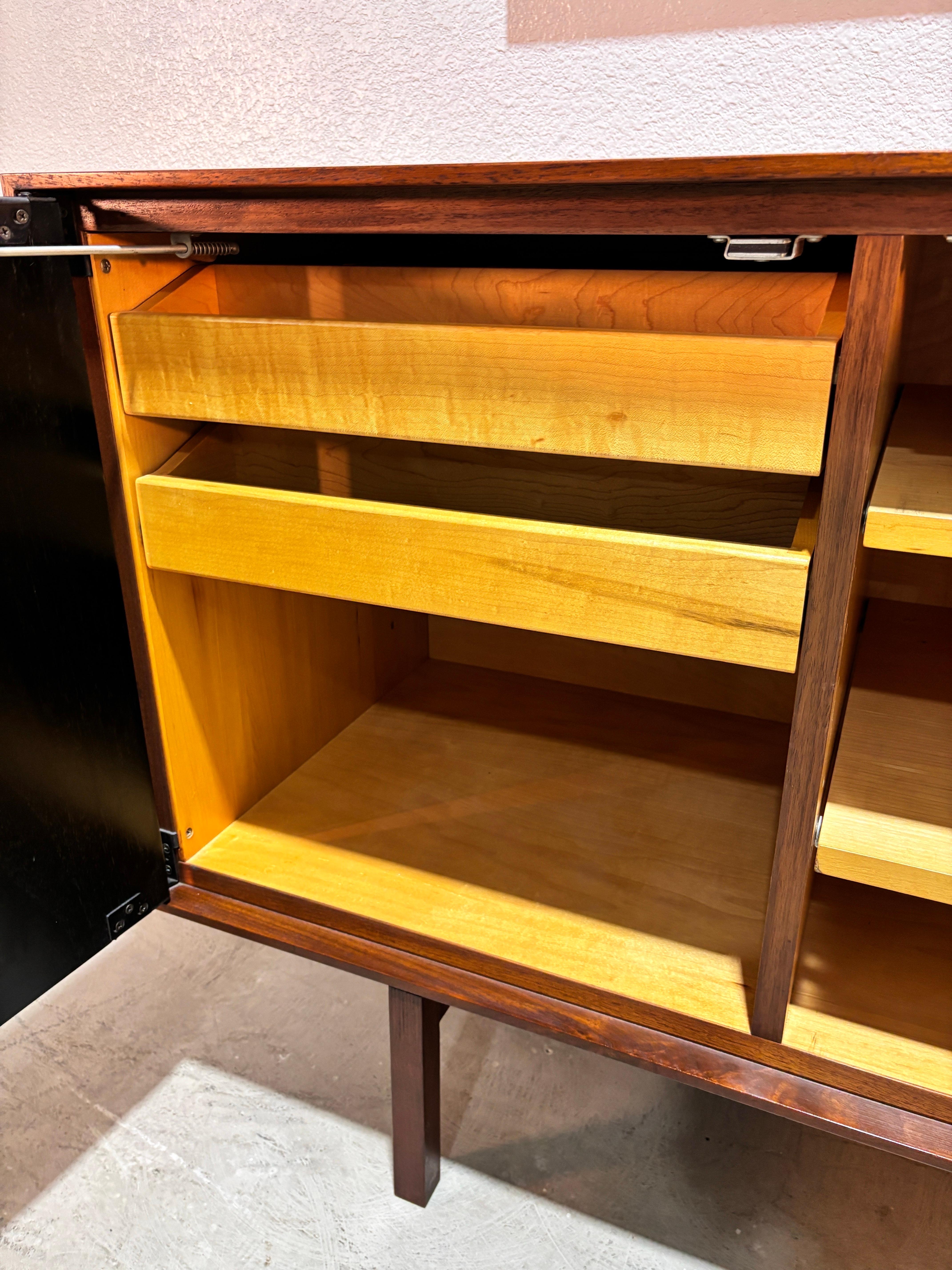 Crédence en noyer à portes ébonisées du début de l'ère Florence Knoll en vente 4